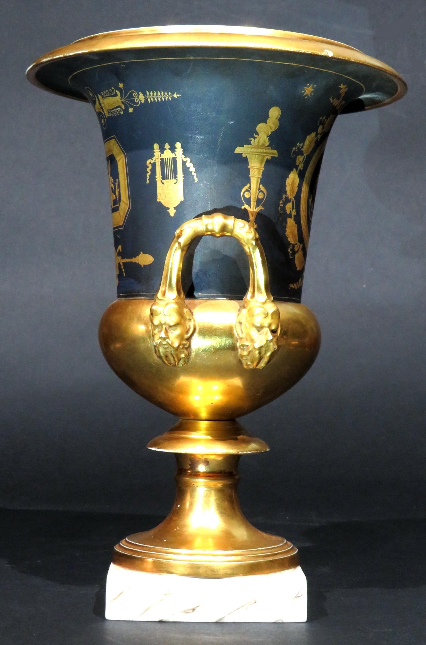 Excepcional pareja de jarrones con forma de campana de porcelana Old Paris, circa 1830 Porcelana en venta