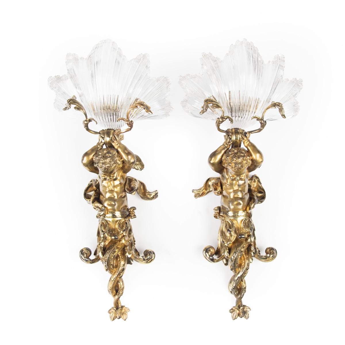 Français Exceptionnelle paire d'appliques en bronze doré et verre Triton de Lerolle, Paris en vente