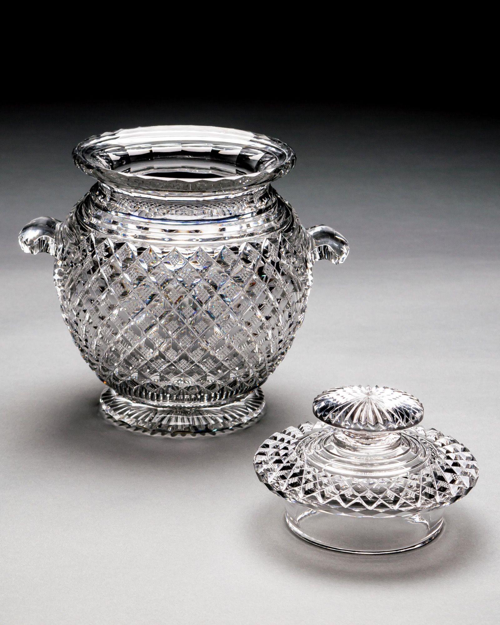 XIXe siècle Une paire exceptionnelle de boucles de glace en verre taillé de style Régence en vente
