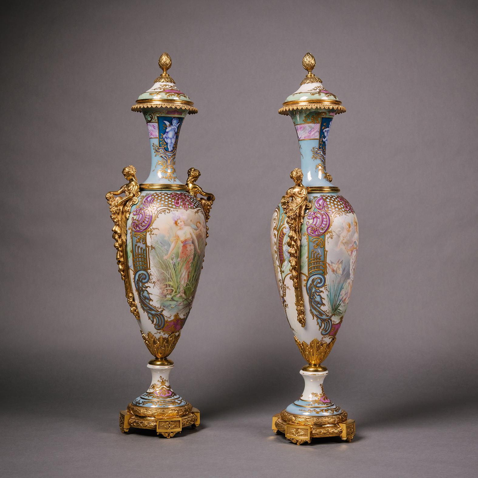 Un'eccezionale coppia di vasi e coperchi in porcellana a fondo iridescente in stile Sèvres con montatura in bronzo dorato.  

Ciascun vaso è di forma ovale slanciata, con coperchio a cupola e terminale a cono, il collo allungato con bocca