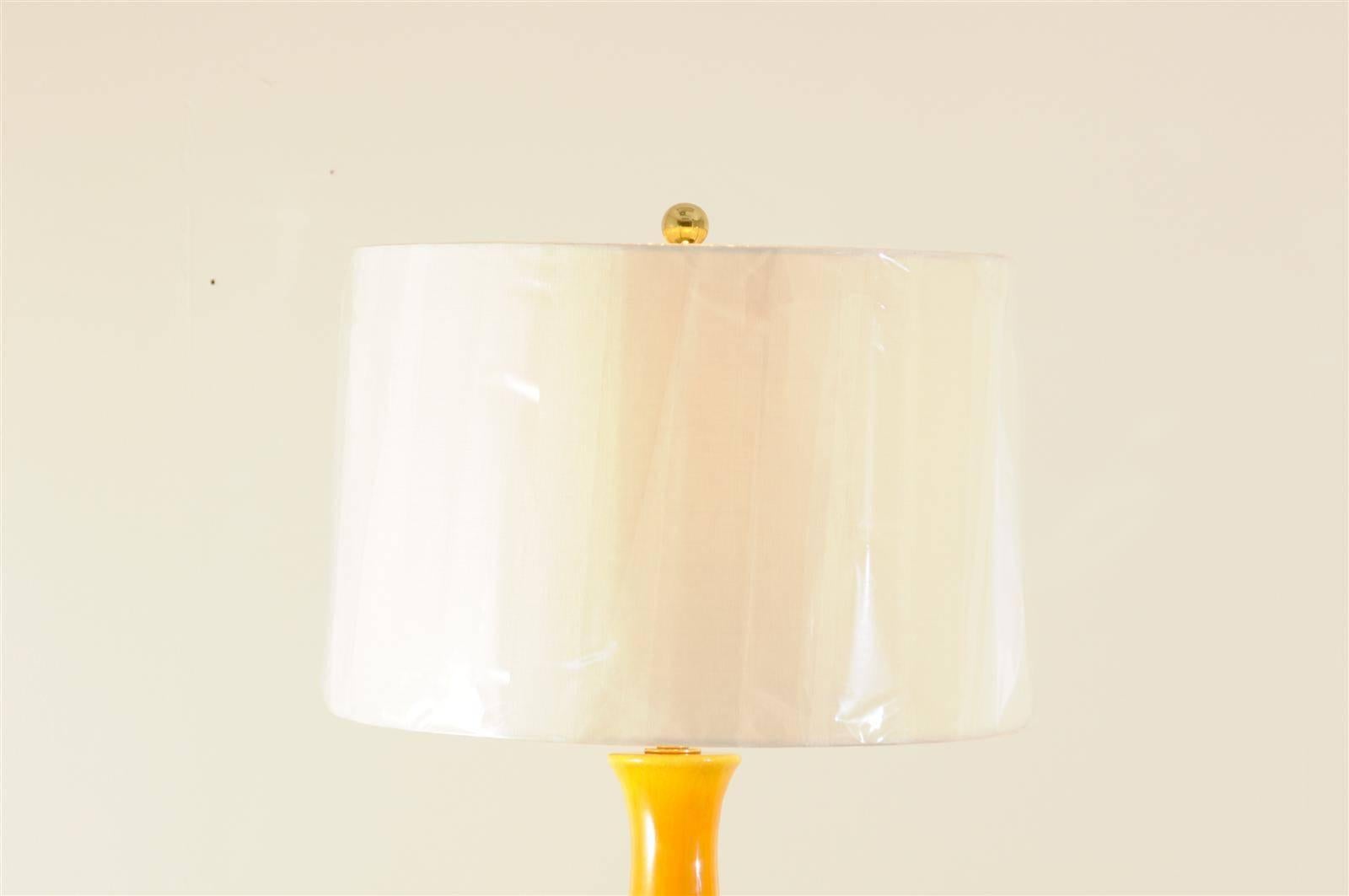 Exceptionnelle paire de lampes en céramique ocre jaune et caramel:: vers 1970 Excellent état - En vente à Atlanta, GA