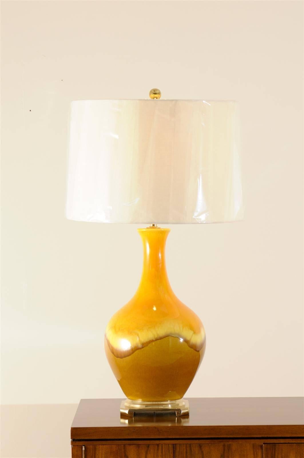 Außergewöhnliches Paar ockergelber und karamellfarbener Keramiklampen:: um 1970 (Messing) im Angebot