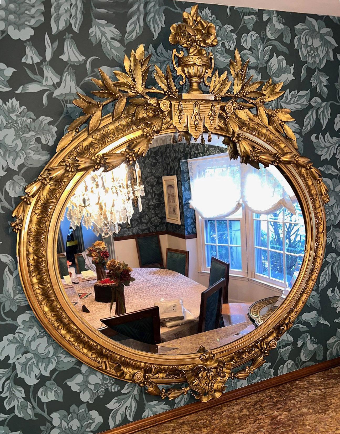 Miroir en bois doré et gesso sculpté de qualité exceptionnelle de la fin du XIXe siècle

Ce fantastique miroir de forme ovale est centré sur une grande urne avec des fleurs posées sur des rideaux, flanquée de feuilles de laurier et de baies
