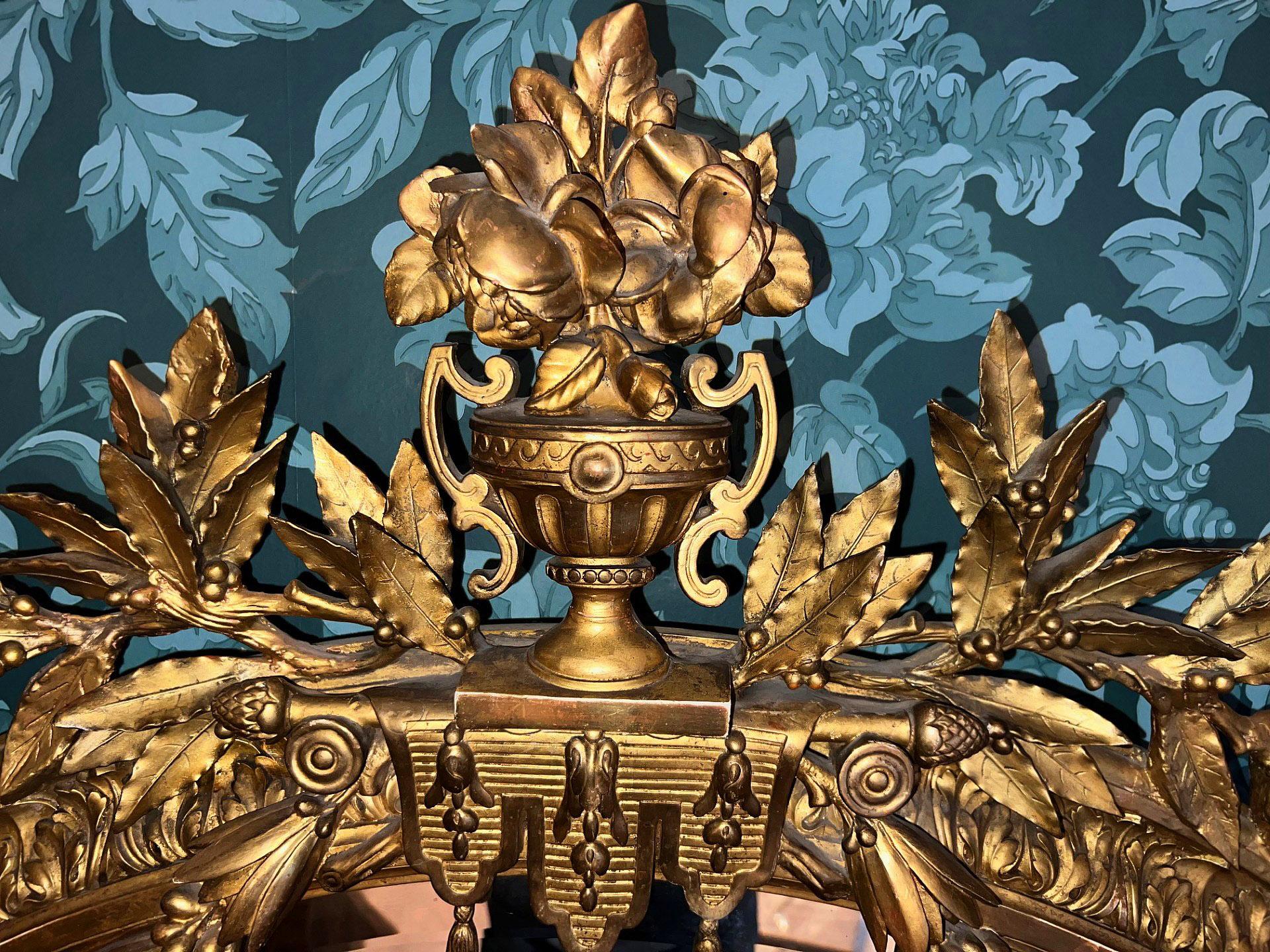 Belle Époque Miroir en bois doré et gesso sculpté de qualité exceptionnelle de la fin du XIXe siècle en vente