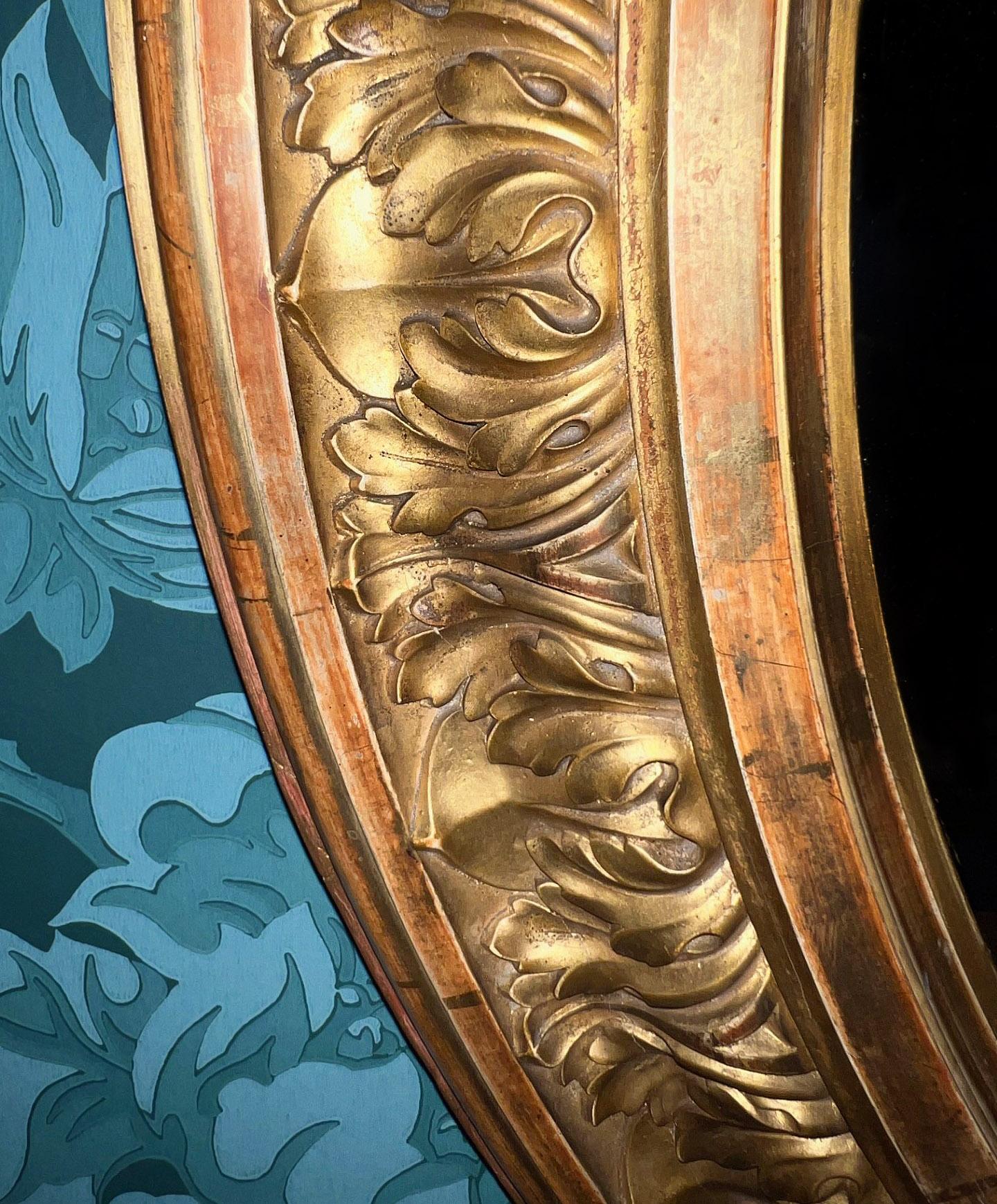 Doré Miroir en bois doré et gesso sculpté de qualité exceptionnelle de la fin du XIXe siècle en vente