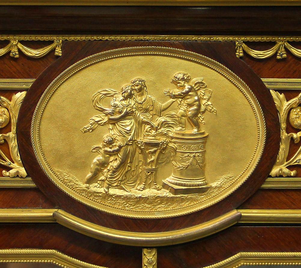 Belle Époque Vitrine en bronze doré de la fin du XIXe siècle d'une qualité exceptionnelle en vente