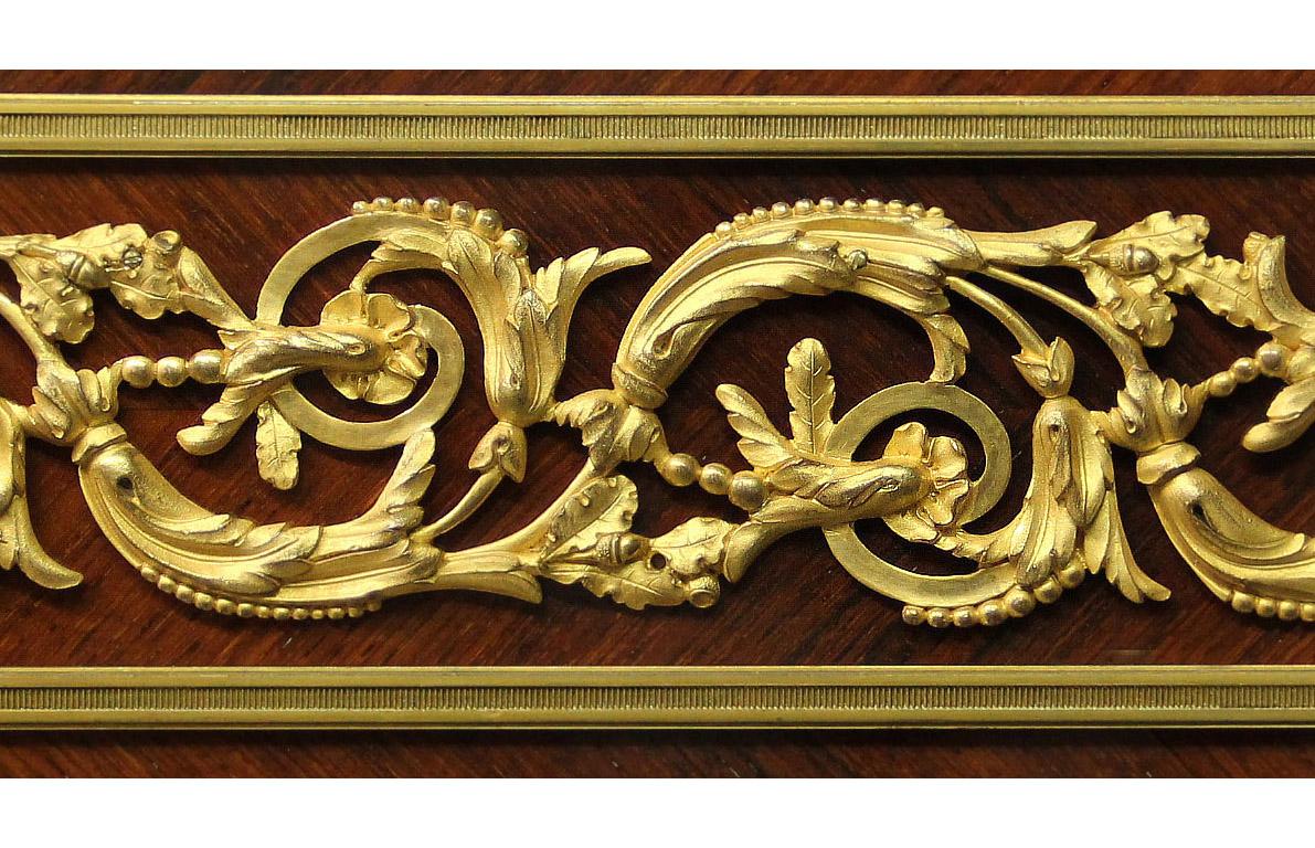 Doré Vitrine en bronze doré de la fin du XIXe siècle d'une qualité exceptionnelle en vente