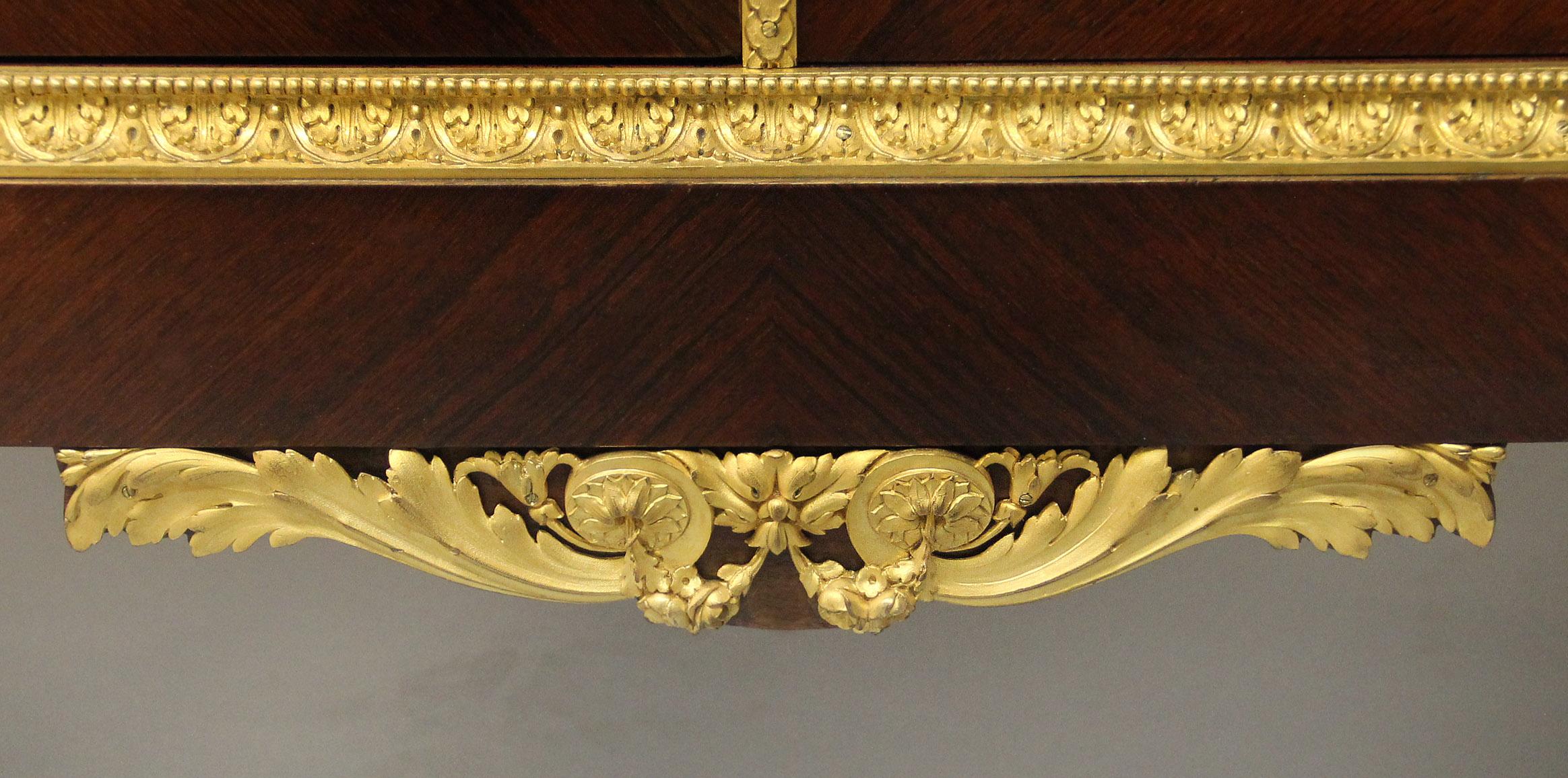 Vitrina montada en bronce dorado de calidad excepcional de finales del siglo XIX en Bueno estado para la venta en Long Island City, NY