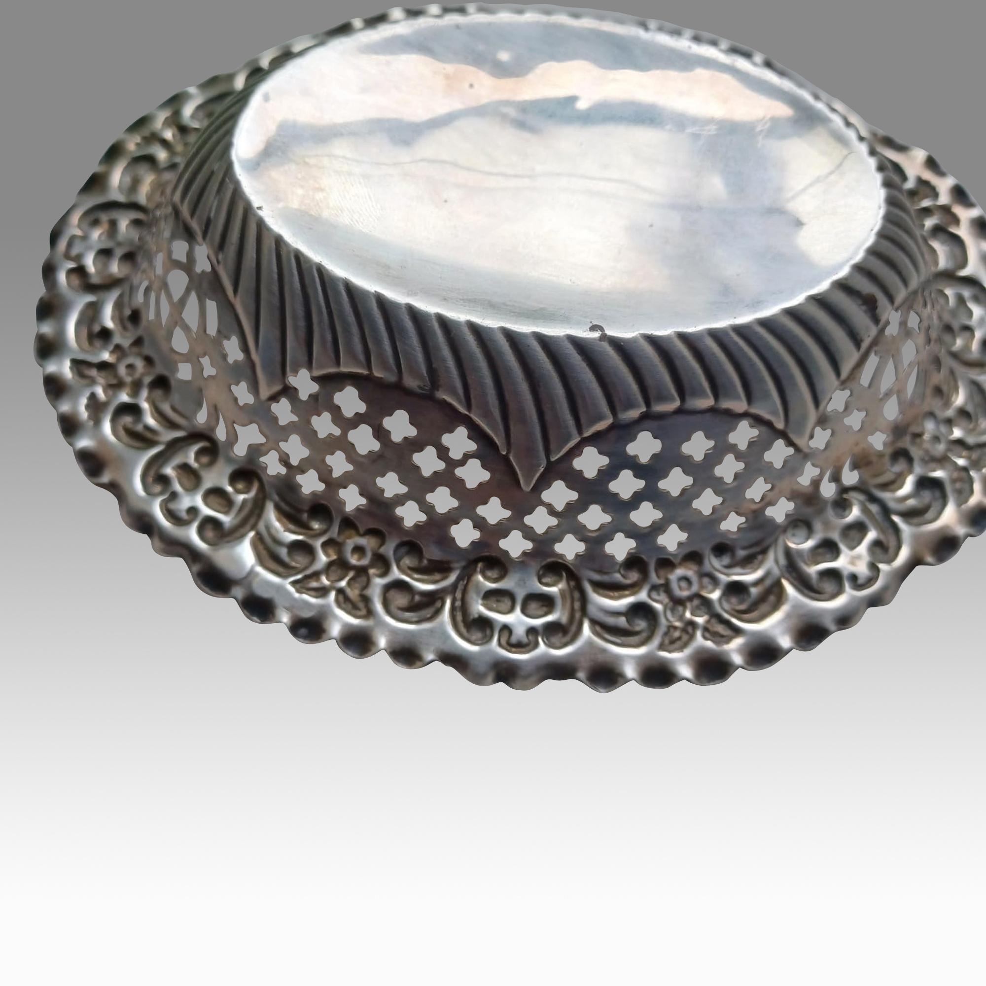 An Exceptional Victorian Silver Bonbon Dish by Deakin & Francis, Circa. 1897 For Sale 5