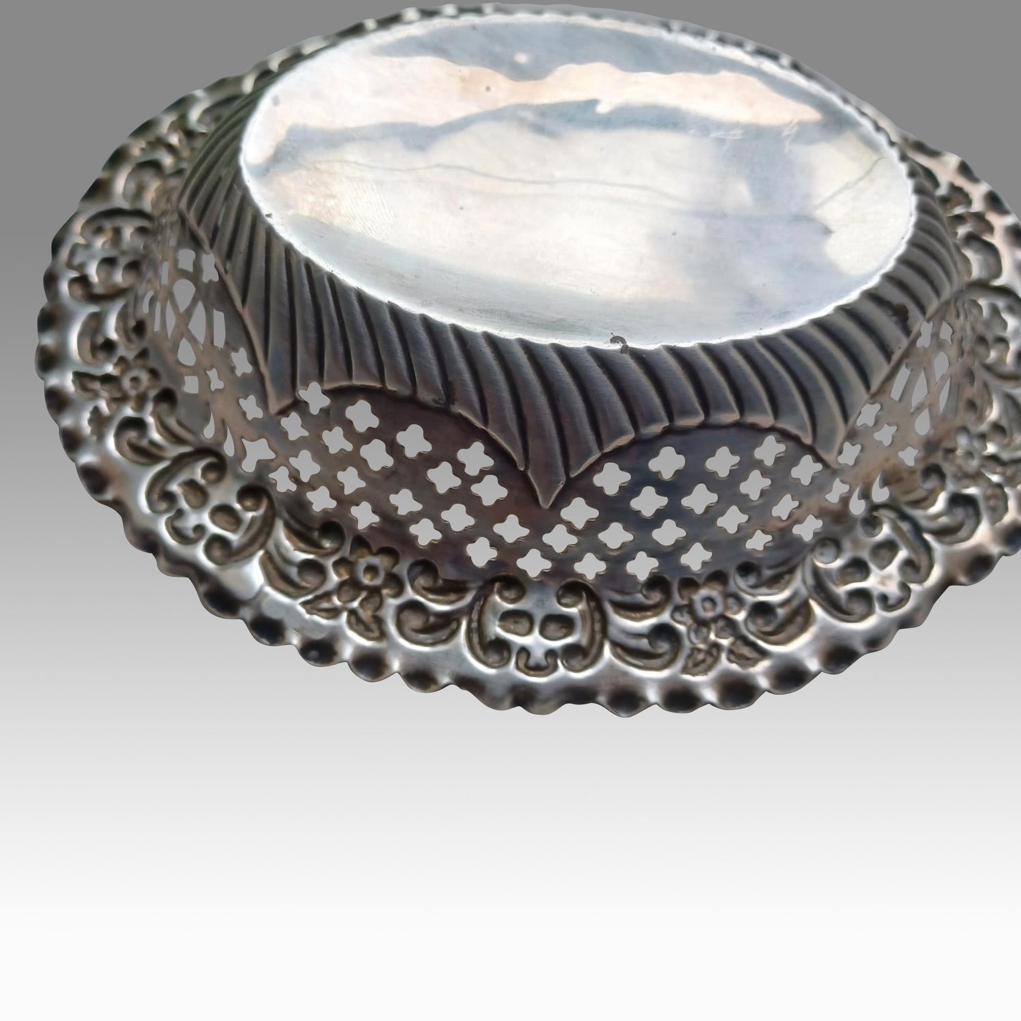 An Exceptional Victorian Silver Bonbon Dish by Deakin & Francis, Circa. 1897 For Sale 6