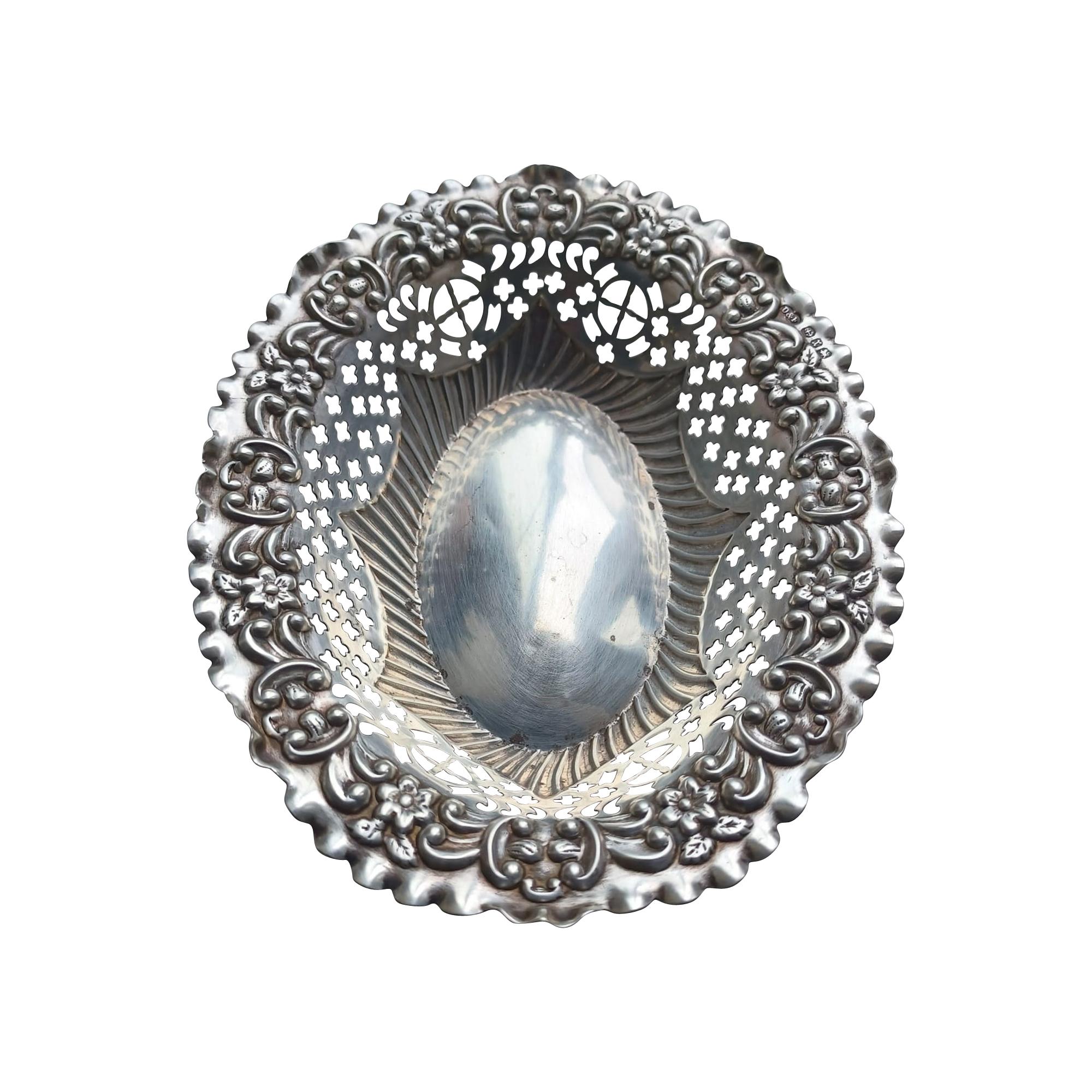 An Exceptional Victorian Silver Bonbon Dish by Deakin & Francis, Circa. 1897 For Sale 9