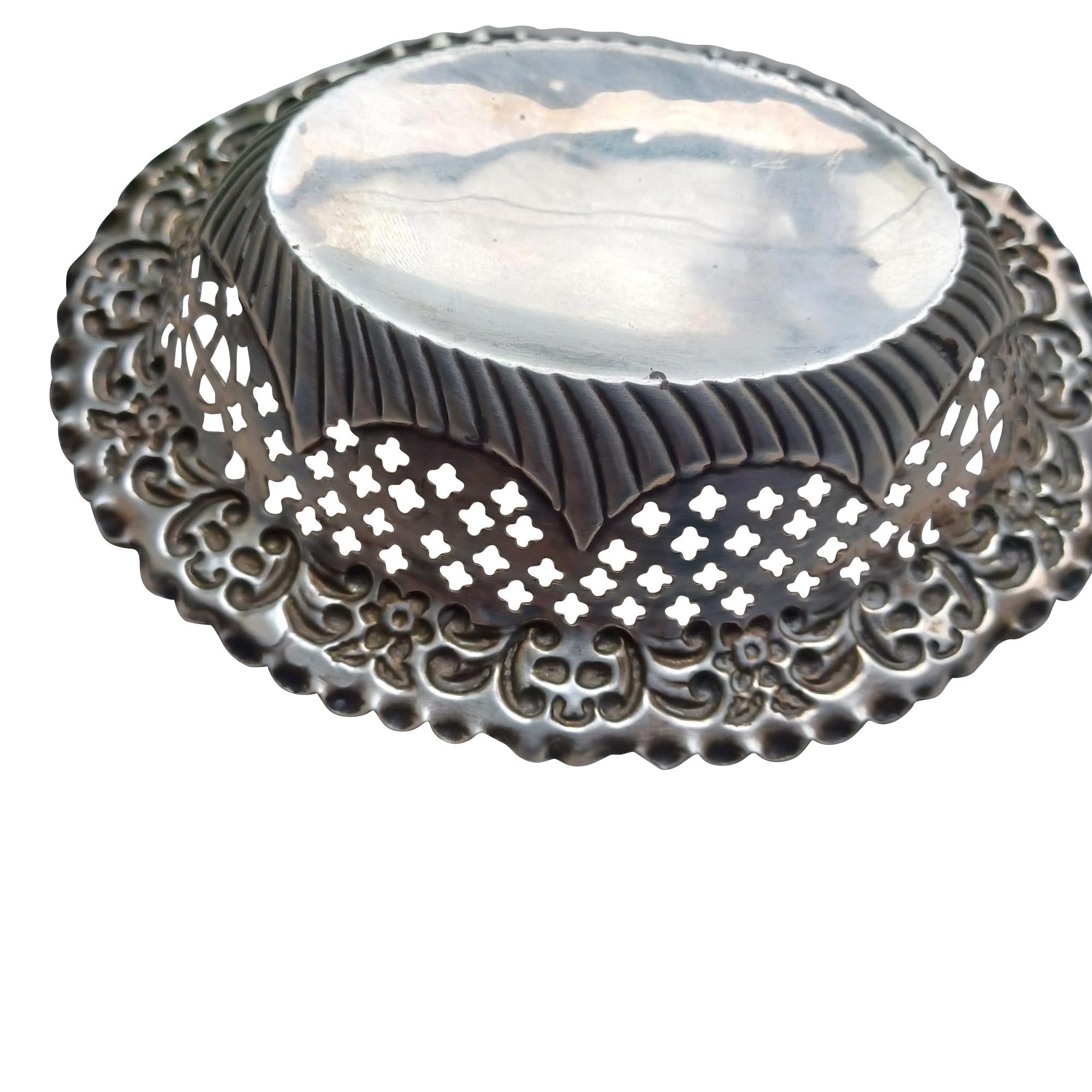 An Exceptional Victorian Silver Bonbon Dish by Deakin & Francis, Circa. 1897 For Sale 11