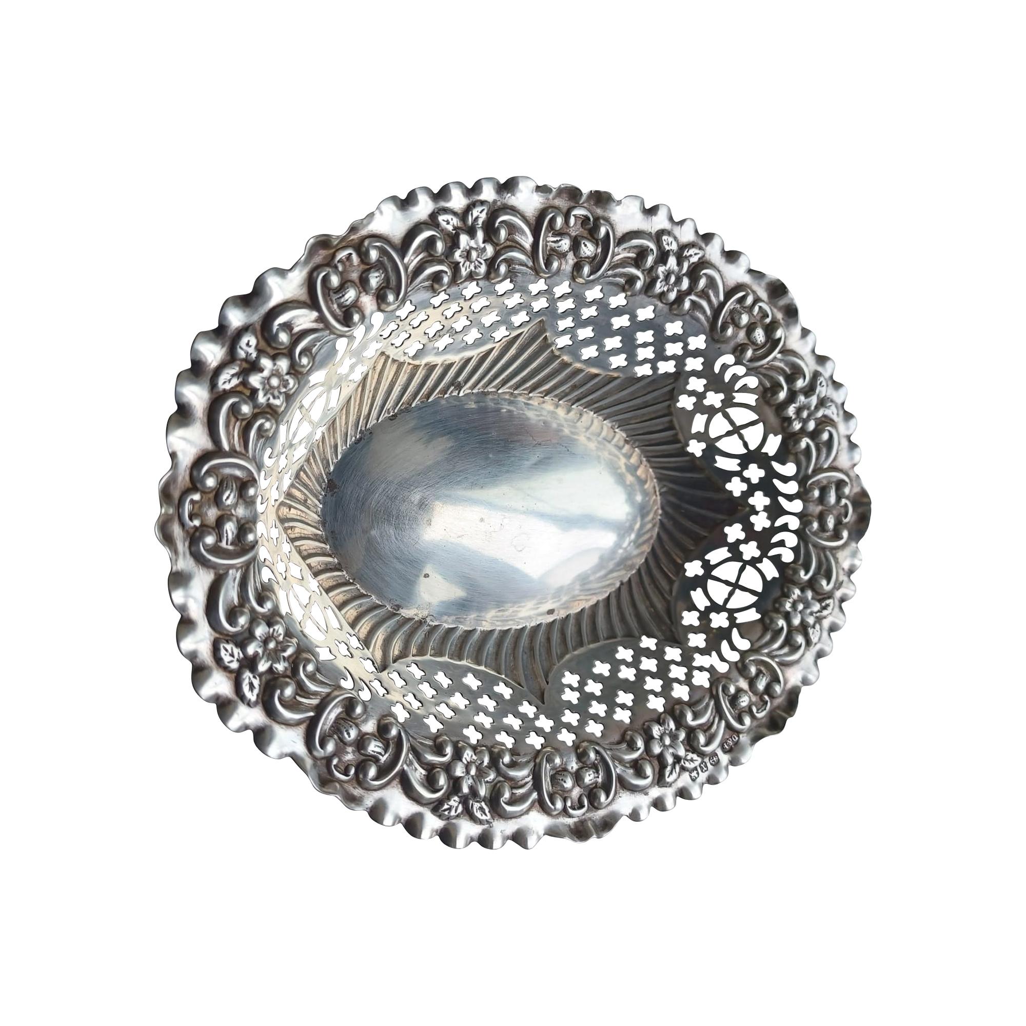 An Exceptional Victorian Silver Bonbon Dish by Deakin & Francis, Circa. 1897 For Sale 14