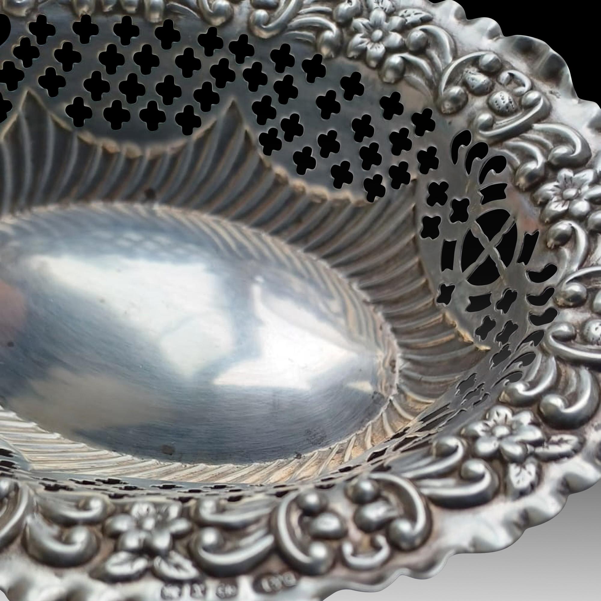 An Exceptional Victorian Silver Bonbon Dish by Deakin & Francis, Circa. 1897 In Good Condition For Sale In London, GB
