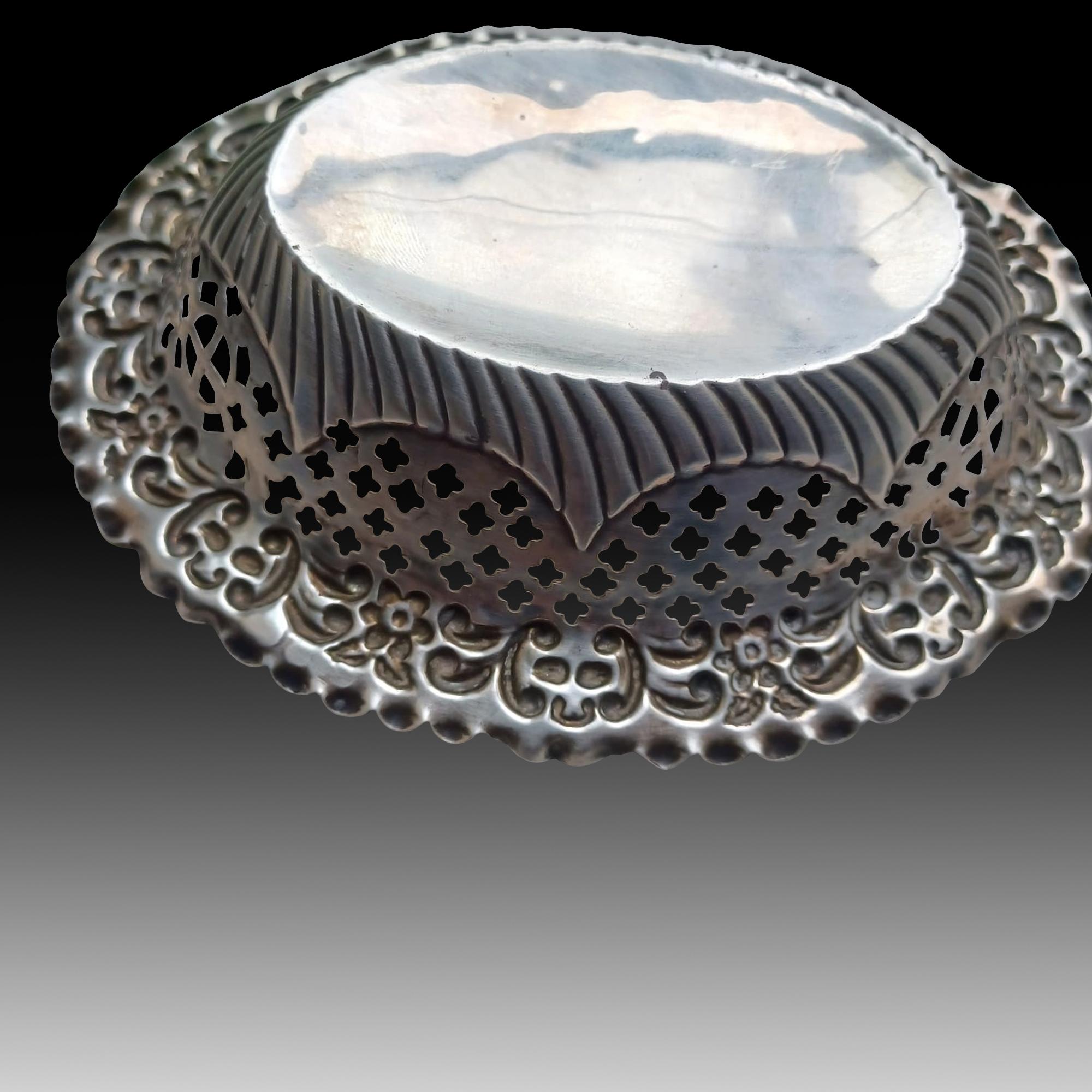 An Exceptional Victorian Silver Bonbon Dish by Deakin & Francis, Circa. 1897 For Sale 1