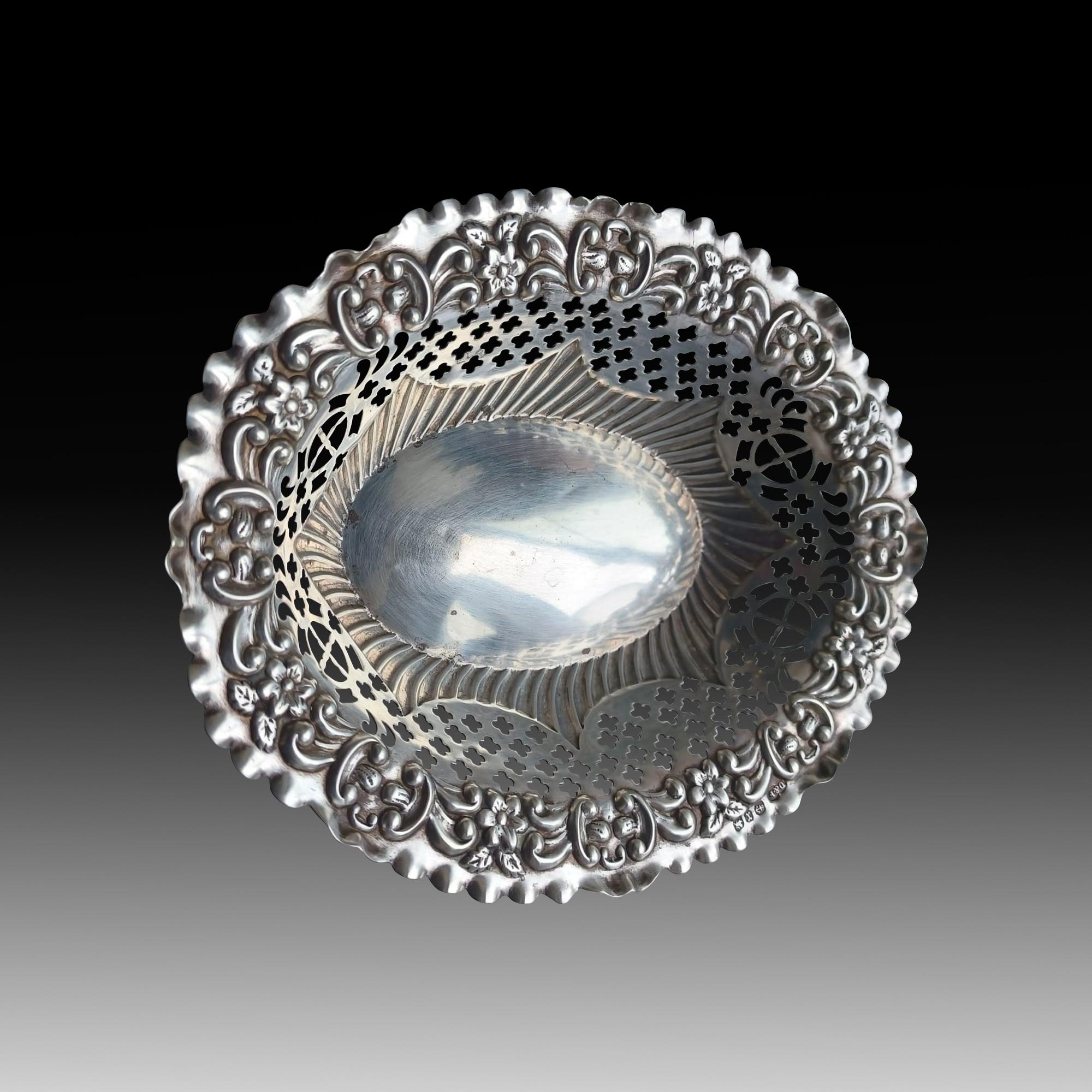 An Exceptional Victorian Silver Bonbon Dish by Deakin & Francis, Circa. 1897 For Sale 2