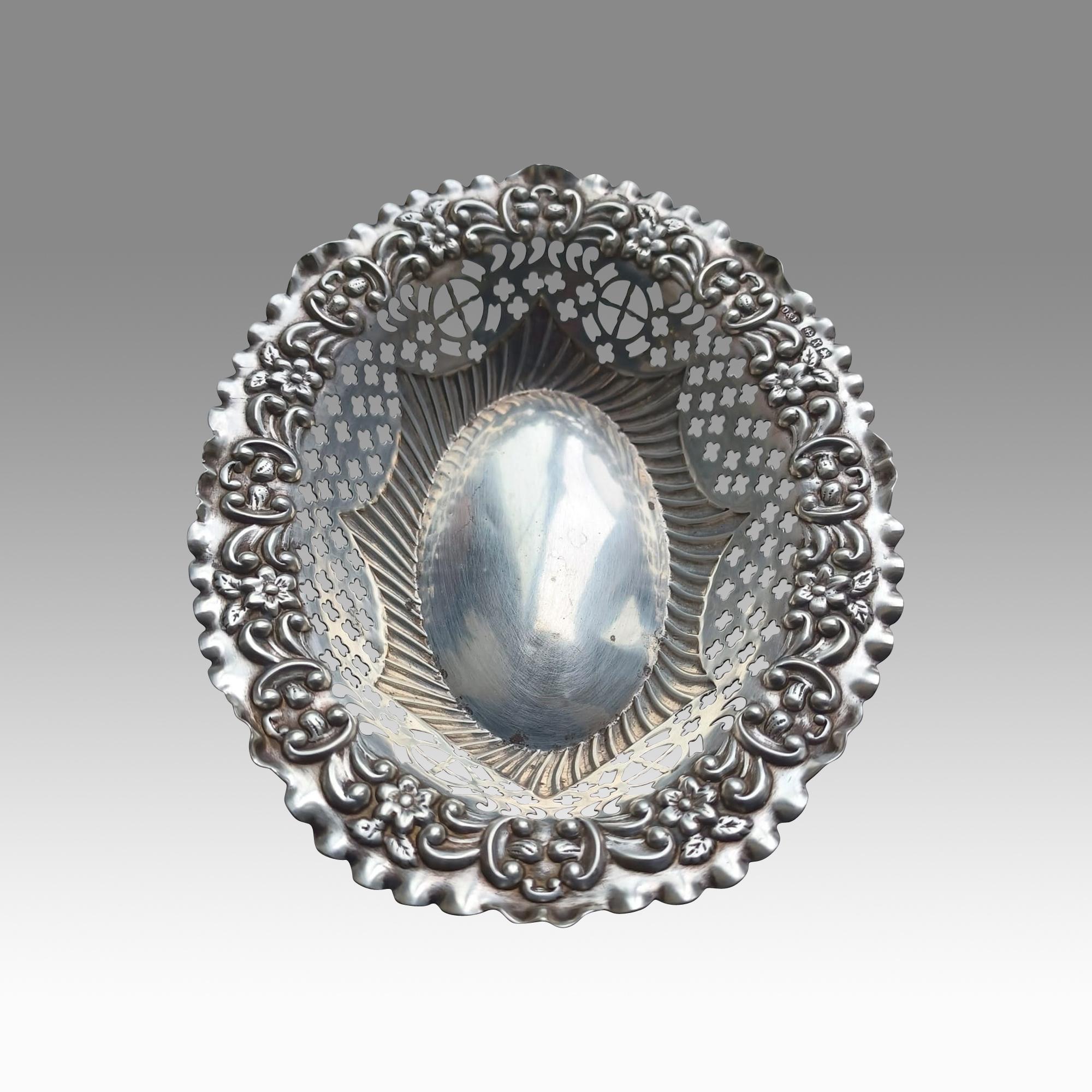 An Exceptional Victorian Silver Bonbon Dish by Deakin & Francis, Circa. 1897 For Sale 3