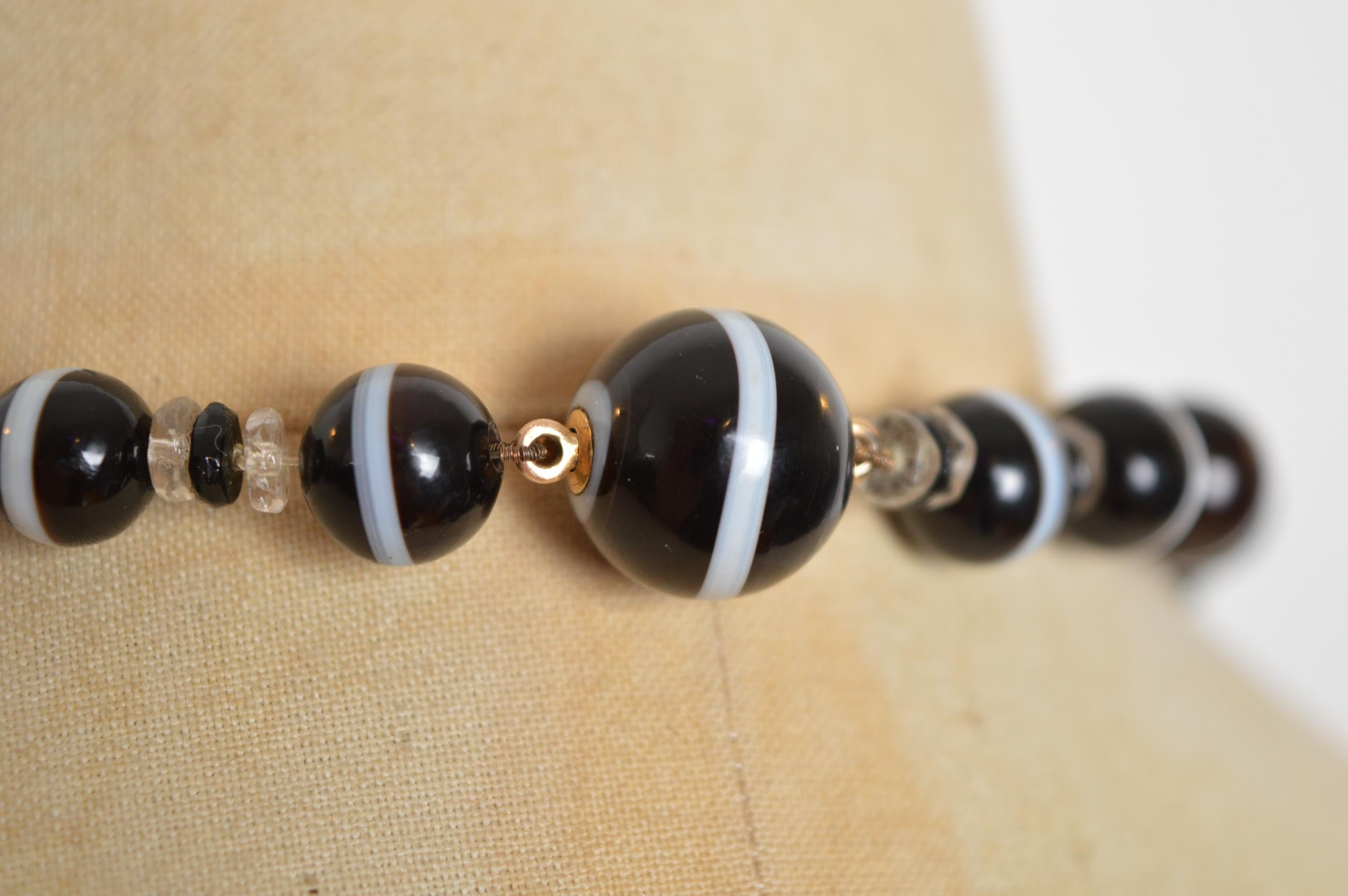 Eine außergewöhnliche viktorianische Kette aus schwarzen gebänderten Achatperlen - lange Halskette im Angebot 4