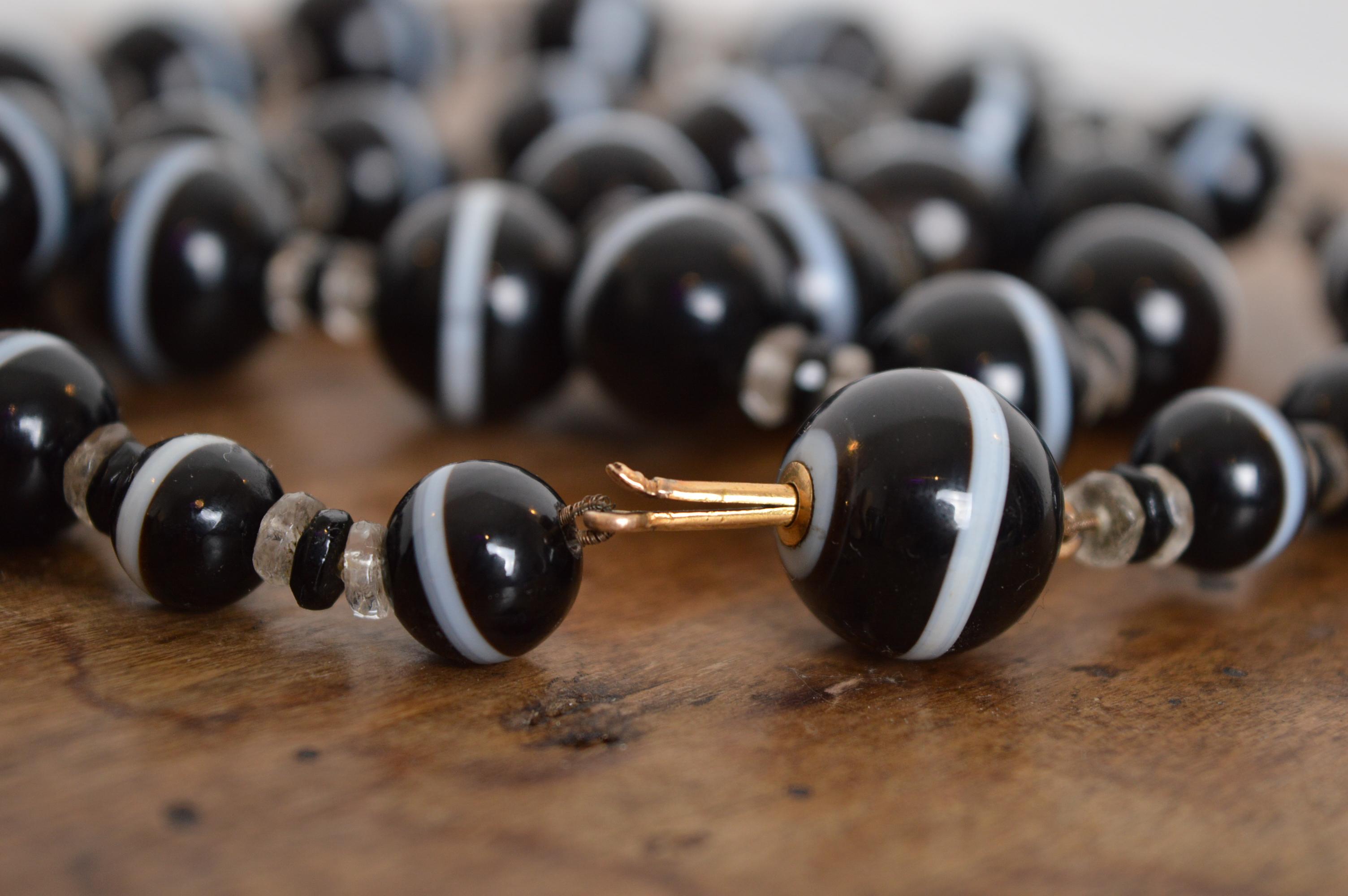 Eine außergewöhnliche viktorianische Kette aus schwarzen gebänderten Achatperlen - lange Halskette im Angebot 8