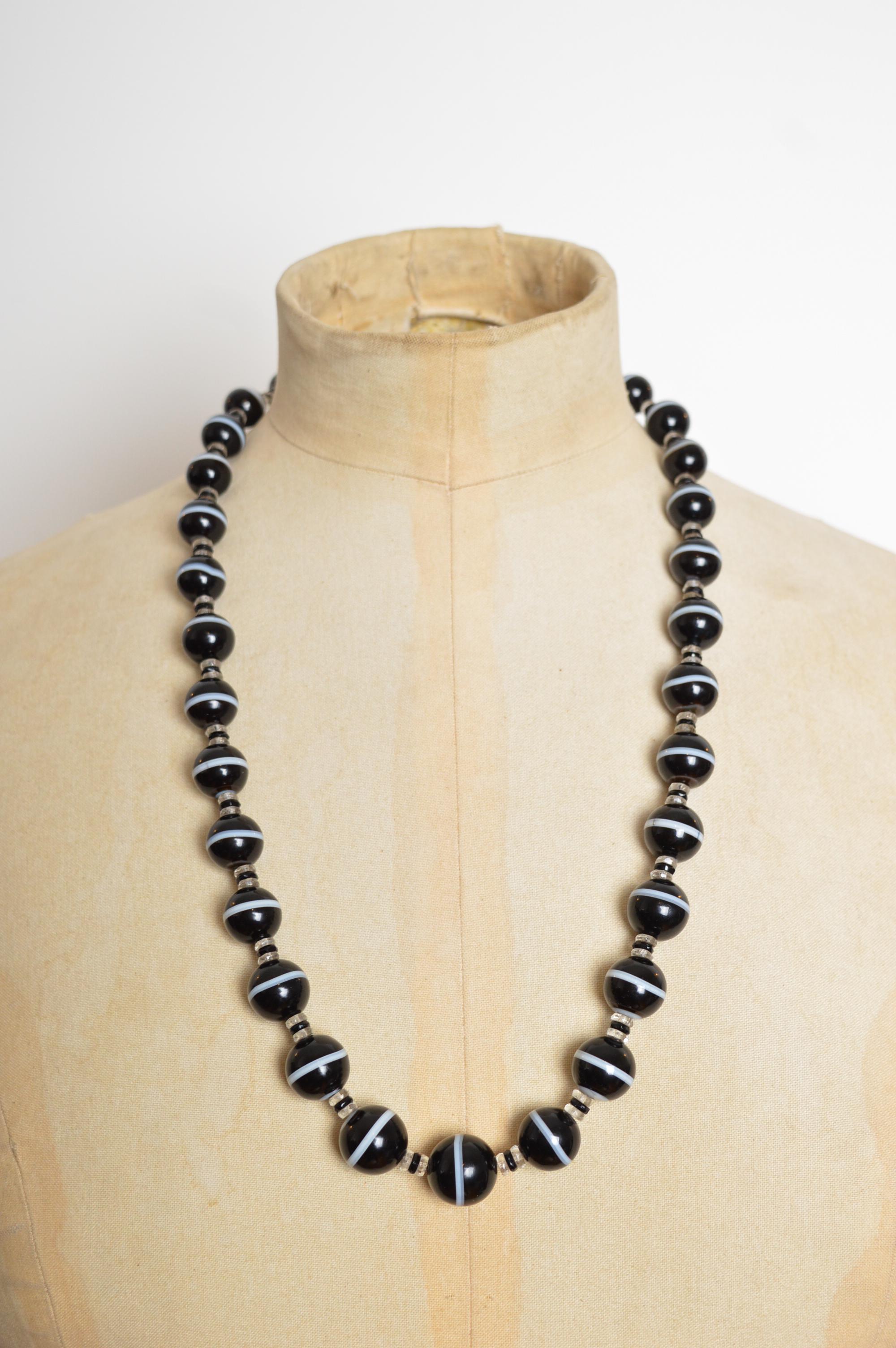 Eine außergewöhnliche viktorianische (CIRCA 1850) schwarz gebänderte Achat-Halskette. Bestehend aus 34 abgestuften Achatperlen mit einem Durchmesser von 10 mm bis 16 mm. 
Die Perlen sind elegant mit kleinen transparenten und schwarzen tschechischen