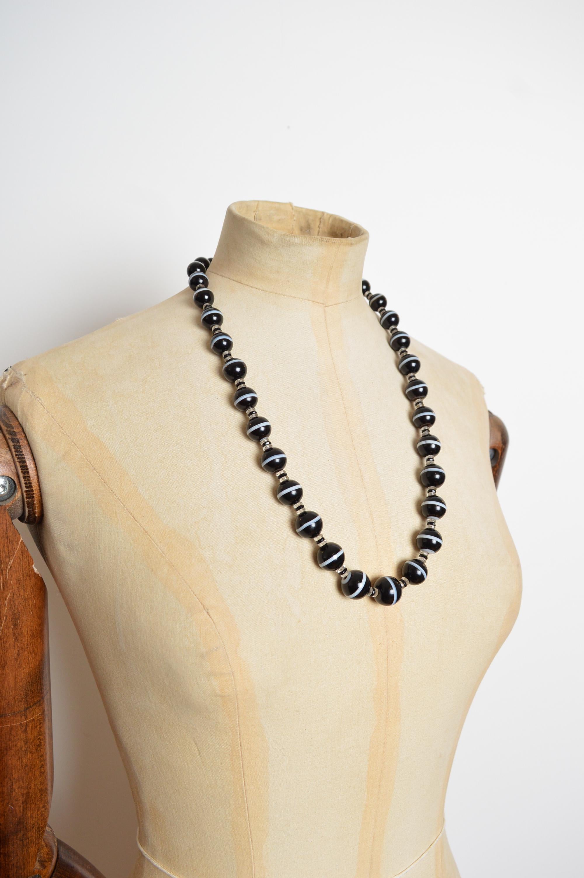 Eine außergewöhnliche viktorianische Kette aus schwarzen gebänderten Achatperlen - lange Halskette (Viktorianisch) im Angebot