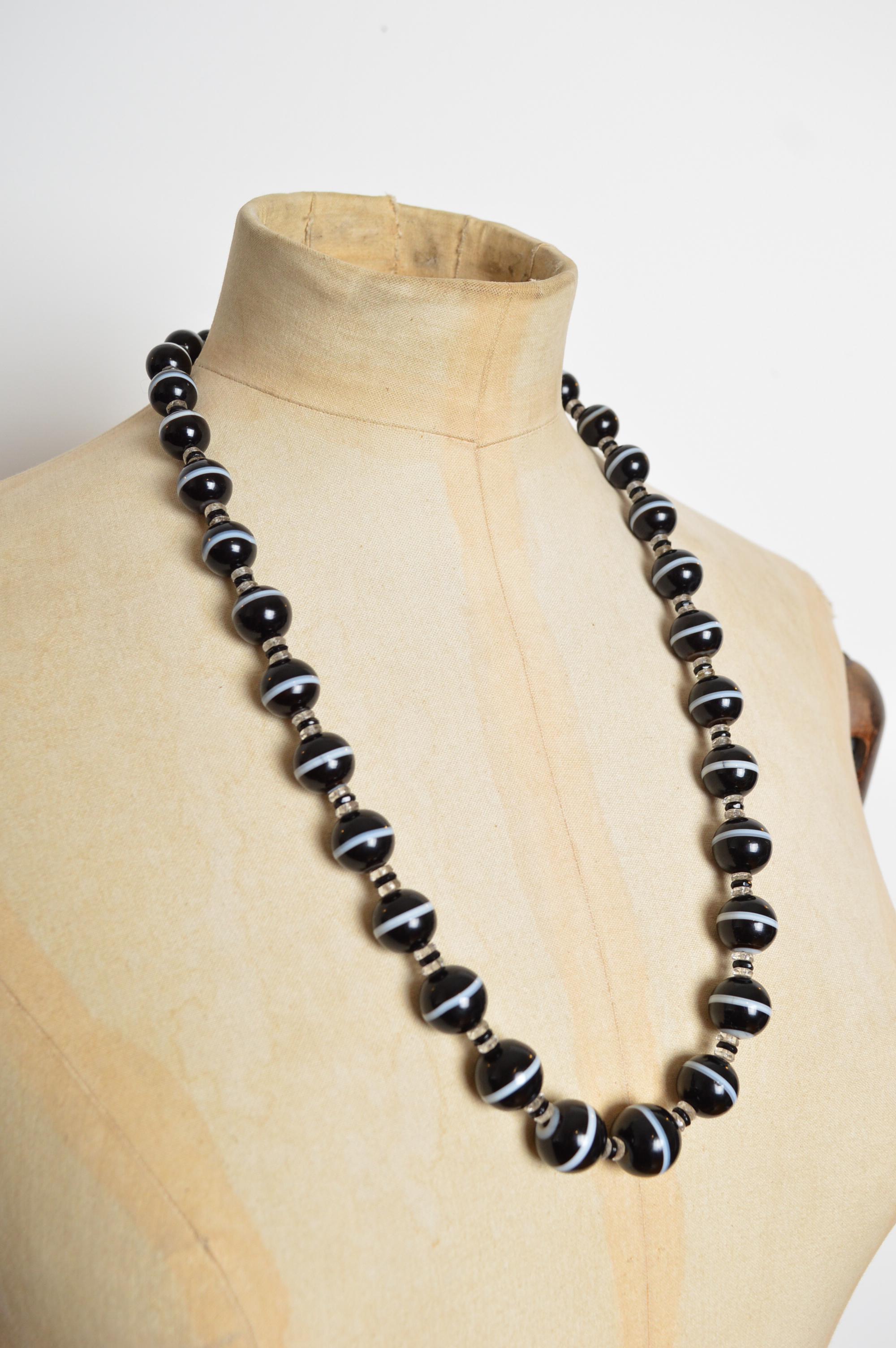 Eine außergewöhnliche viktorianische Kette aus schwarzen gebänderten Achatperlen - lange Halskette (Perle) im Angebot