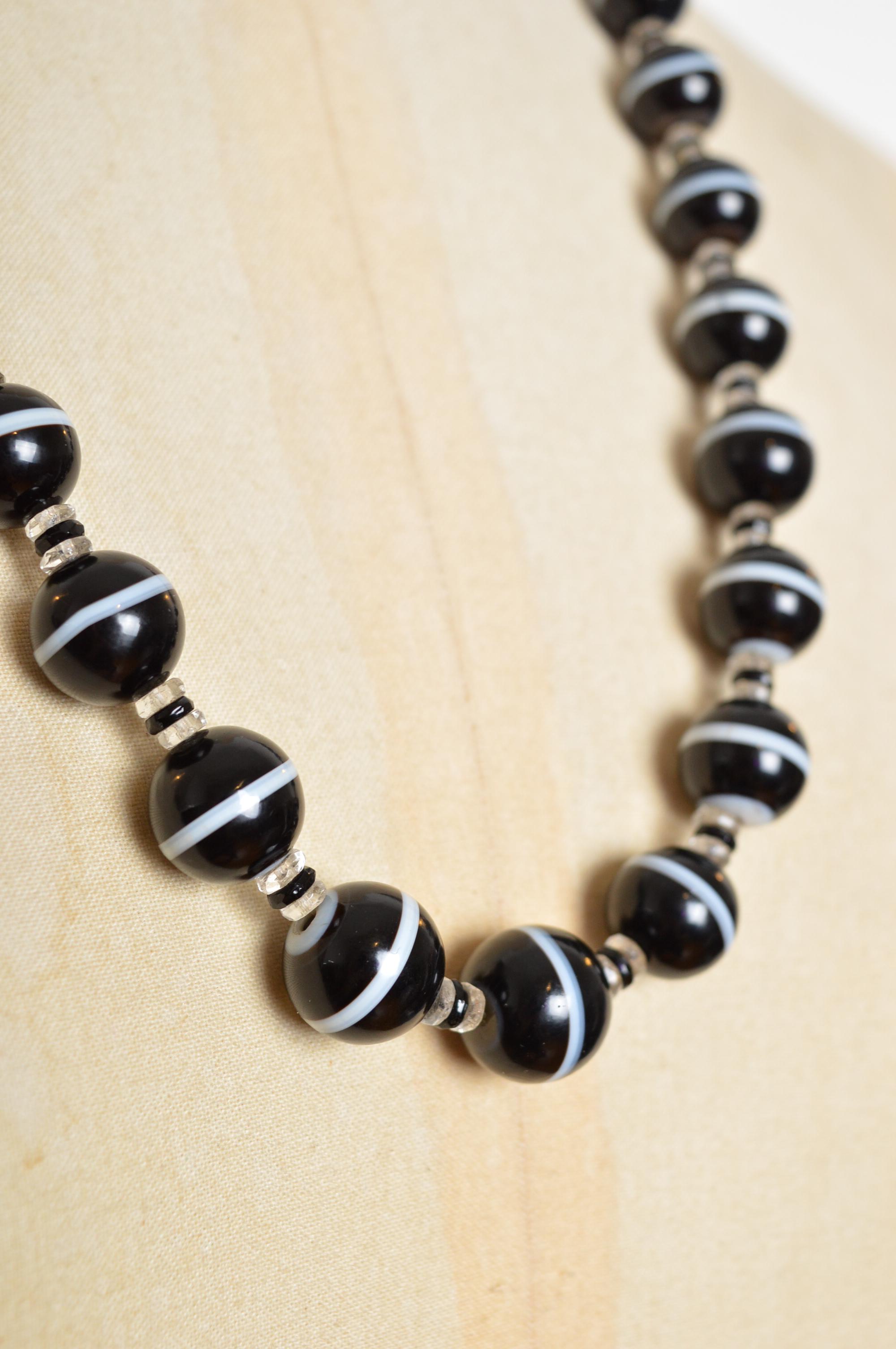 Eine außergewöhnliche viktorianische Kette aus schwarzen gebänderten Achatperlen - lange Halskette im Zustand „Gut“ im Angebot in Sheffield, GB