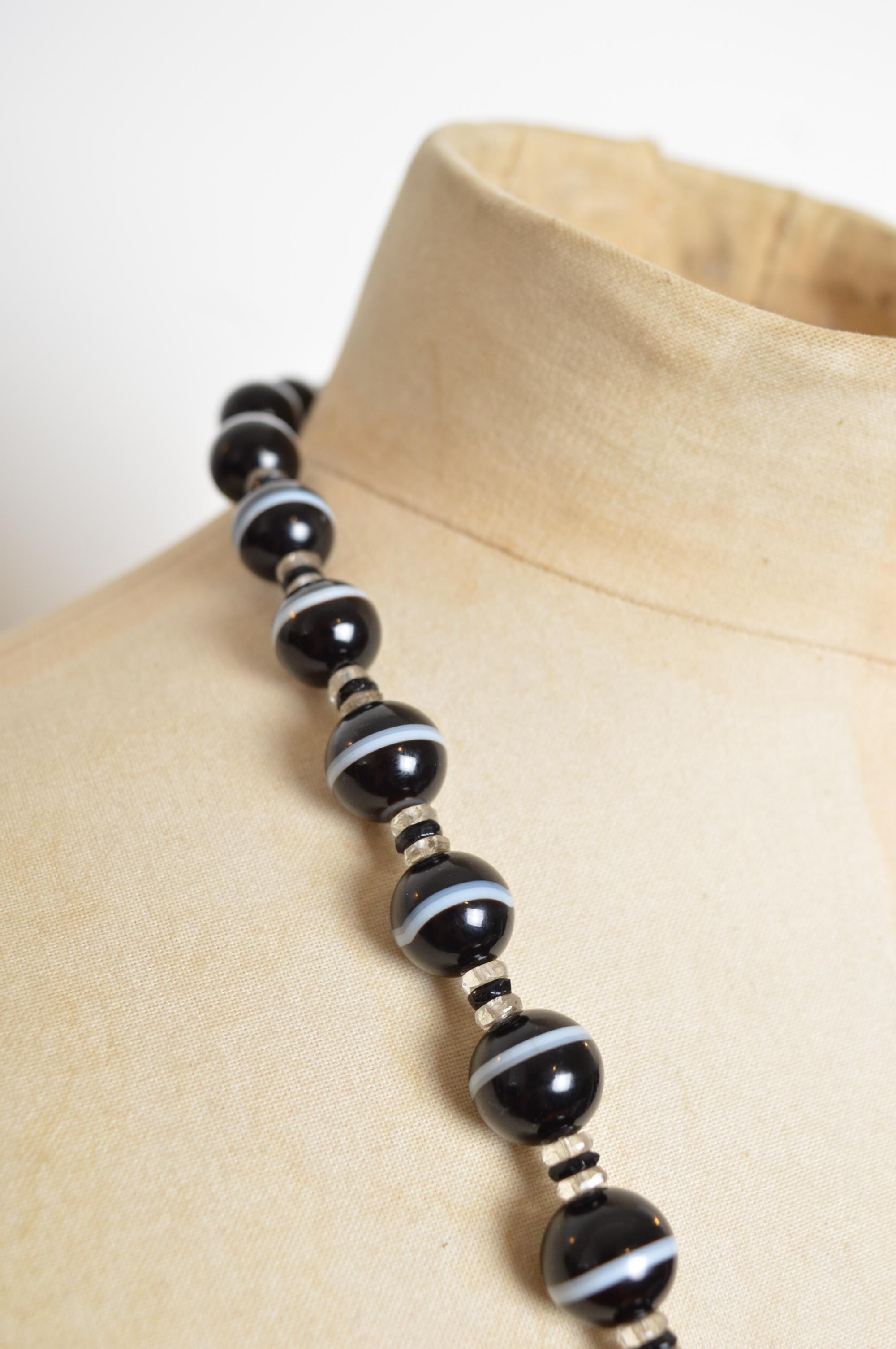 Eine außergewöhnliche viktorianische Kette aus schwarzen gebänderten Achatperlen - lange Halskette für Damen oder Herren im Angebot