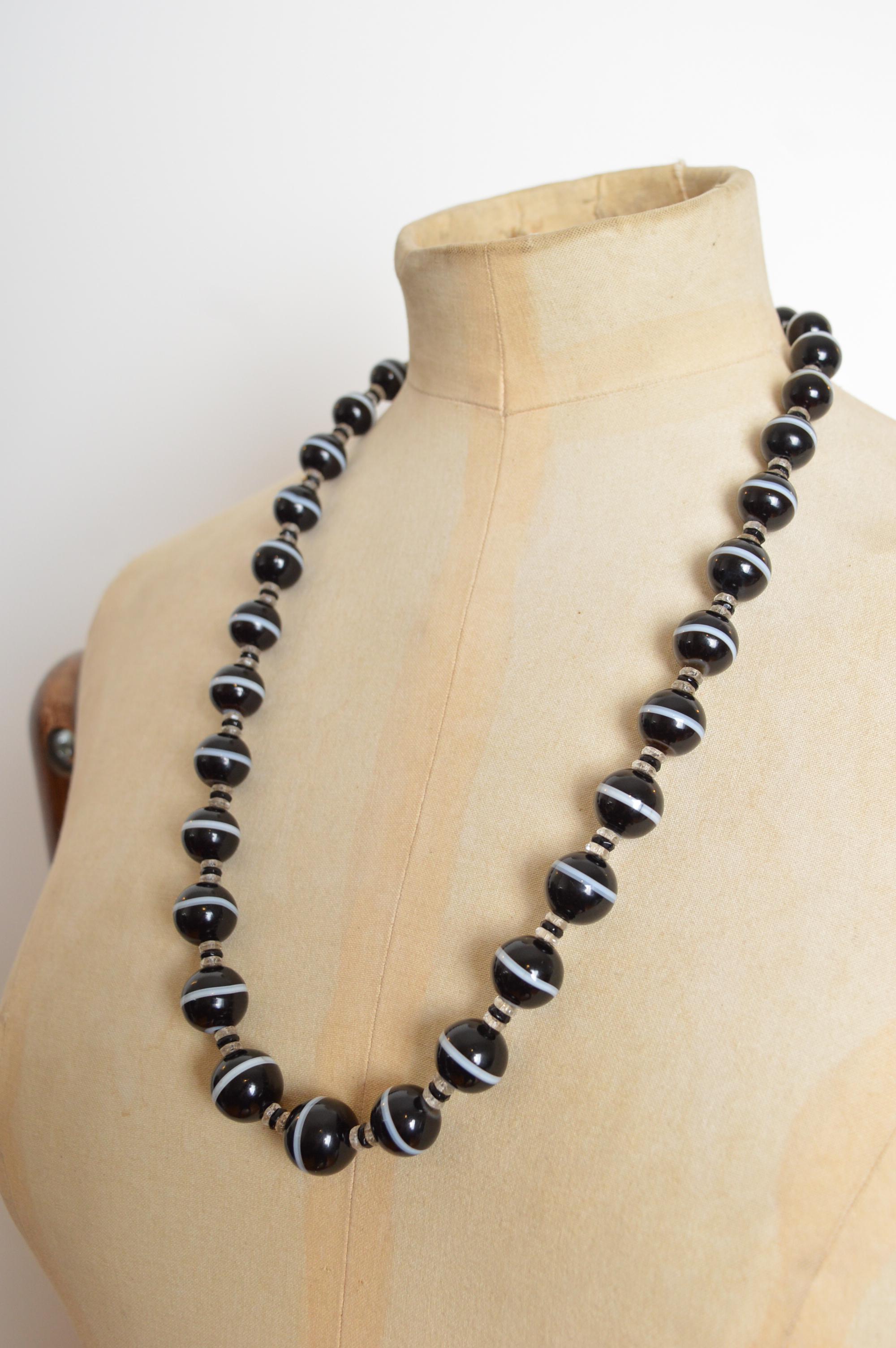 Eine außergewöhnliche viktorianische Kette aus schwarzen gebänderten Achatperlen - lange Halskette im Angebot 1