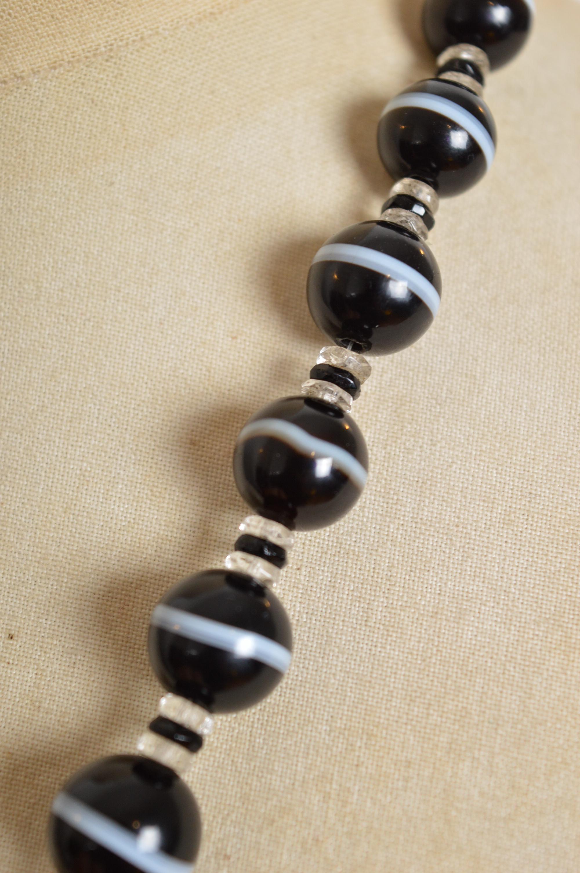 Eine außergewöhnliche viktorianische Kette aus schwarzen gebänderten Achatperlen - lange Halskette im Angebot 3