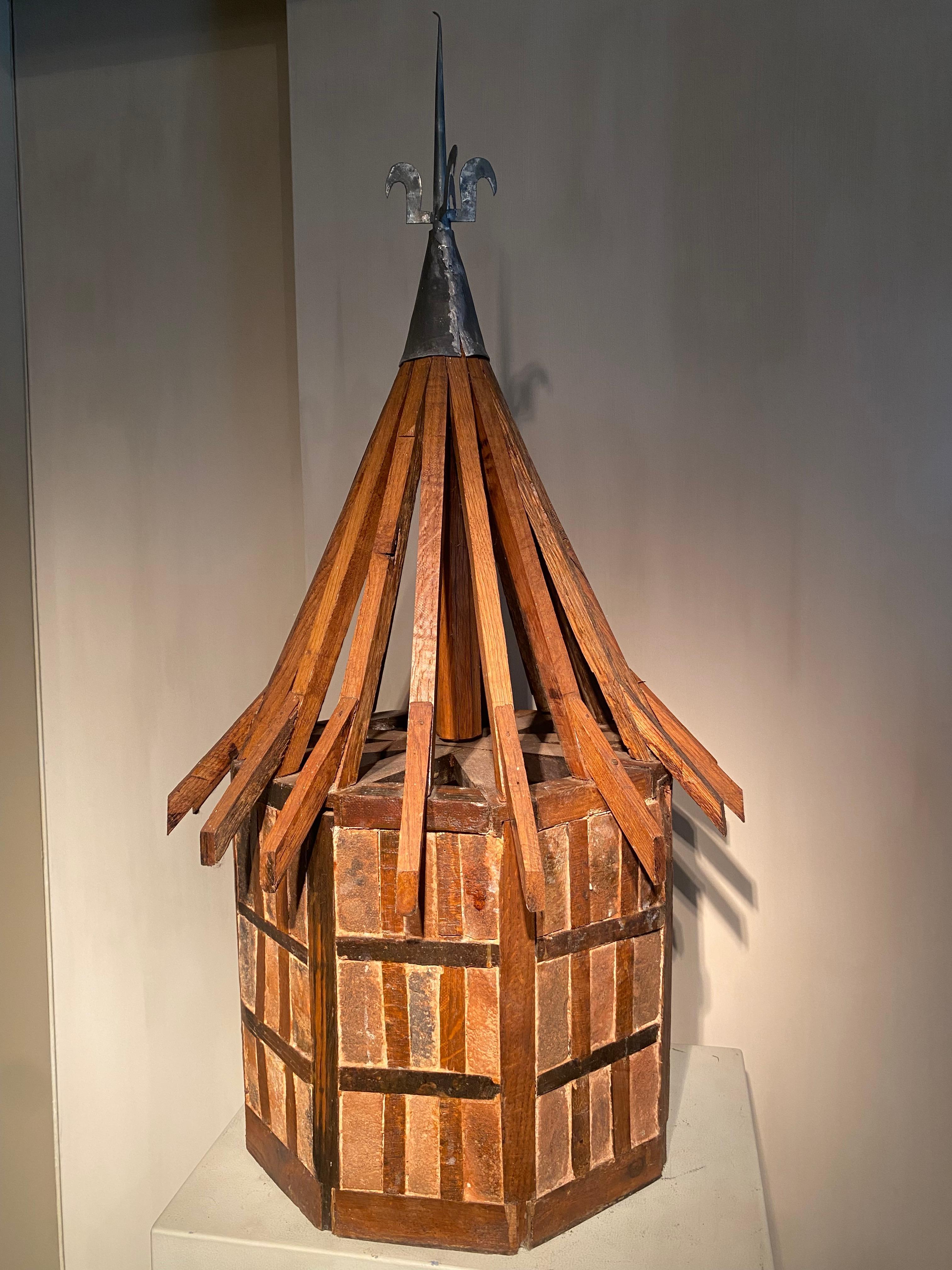 Un eccezionale modello di tetto in legno in vendita 3