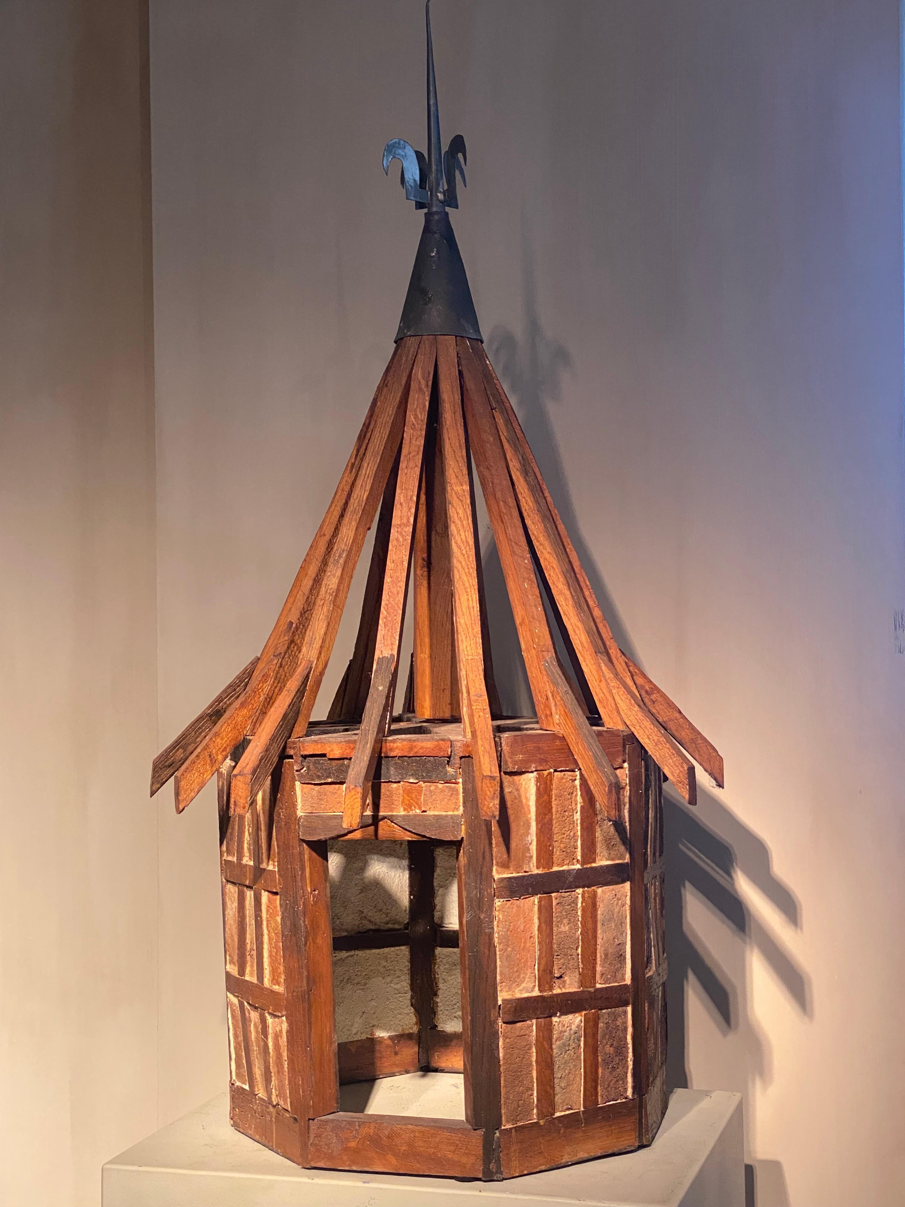 Eccezionale modello in legno e gesso di una costruzione a torre e tetto,
una bellissima Maitrise francese, del 1960 circa
ottima e calda patina del legno e dell'intonaco,
costruzione e design eleganti, rifiniti con un bellissimo ornamento per il