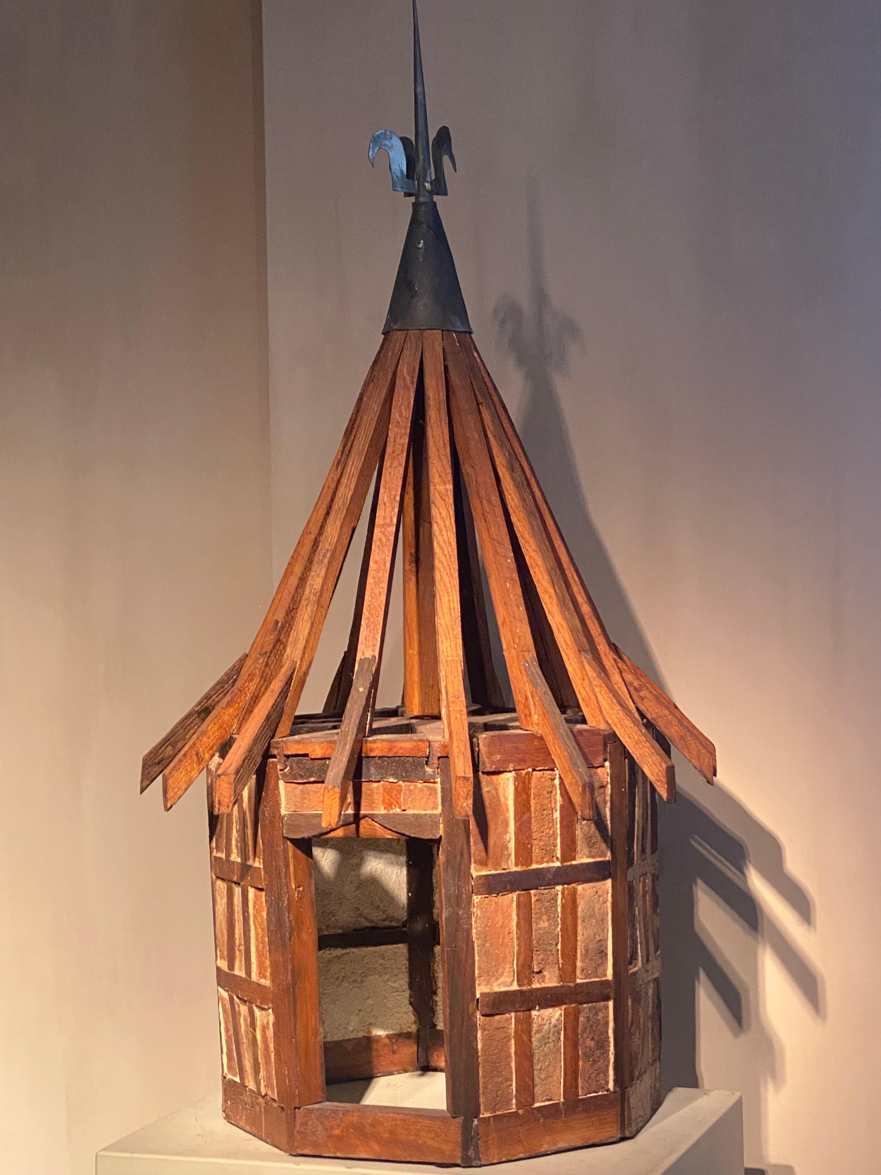 Un eccezionale modello di tetto in legno In condizioni buone in vendita a Schellebelle, BE