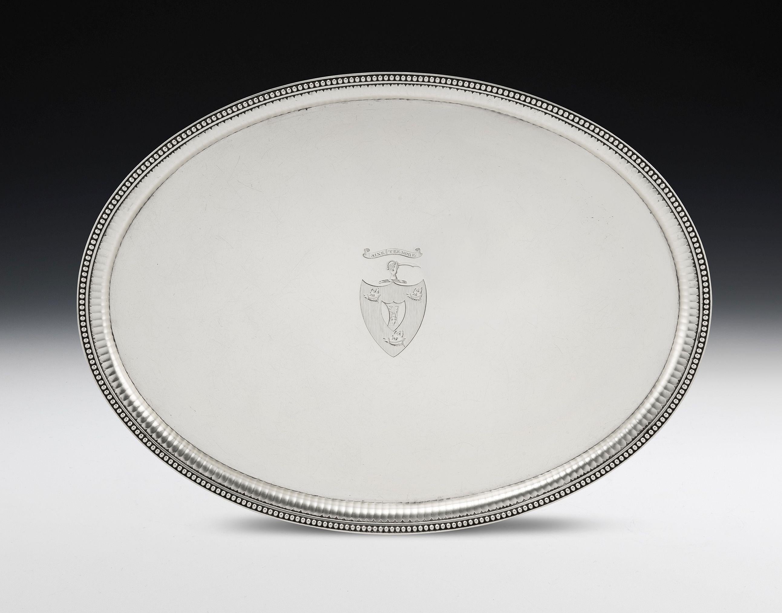 Esta bandeja de plata de ley antigua de Jorge III, excepcionalmente fina, fue fabricada en Londres en 1781 por los plateros reales Wakelin & Taylor. La bandeja tiene un tamaño poco habitual y forma ovalada. El borde en relieve está bellamente