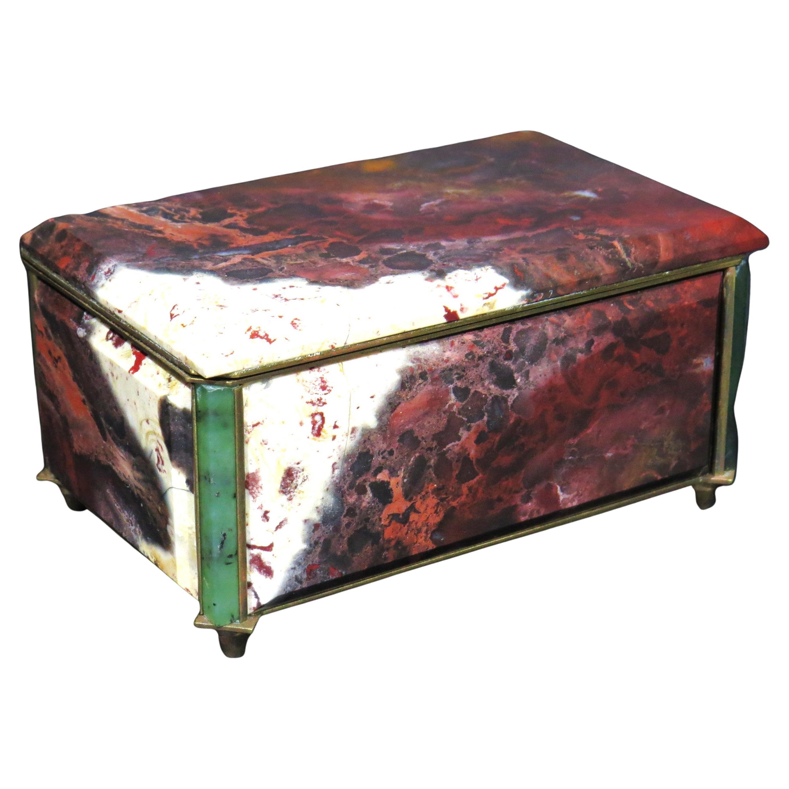 An Exceptionally Fine 
Rare 19th C. Russian Jasper / Chalcedony Trinket Box im Angebot