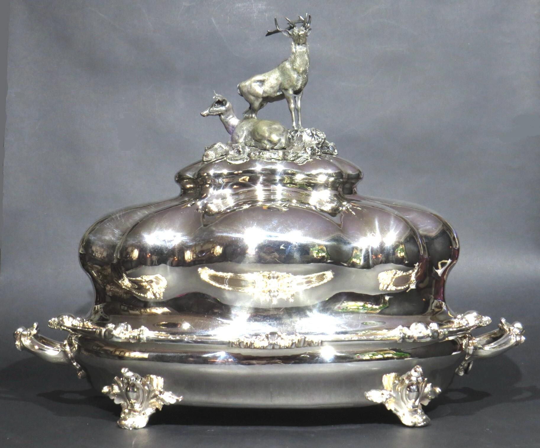 Plato de carne de venado bañado en plata, excepcionalmente fino y muy grande, con cúpula a juego. La cúpula tiene forma de lóbulo y un asa desmontable con la forma de un ciervo finamente modelado, que se yergue regiamente sobre un montículo rocoso