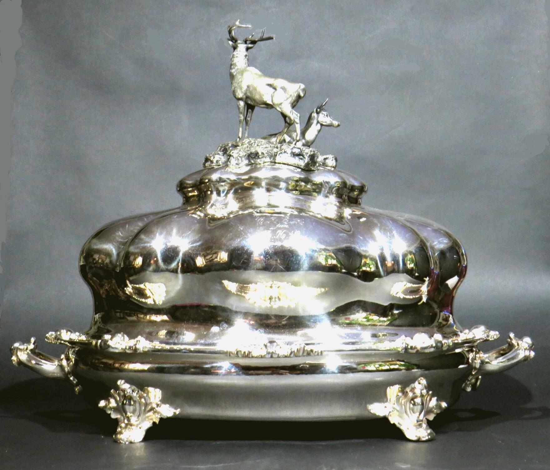 Plato y cúpula para carne de venado bañados en plata, excepcionalmente finos y grandes Victoriano en venta