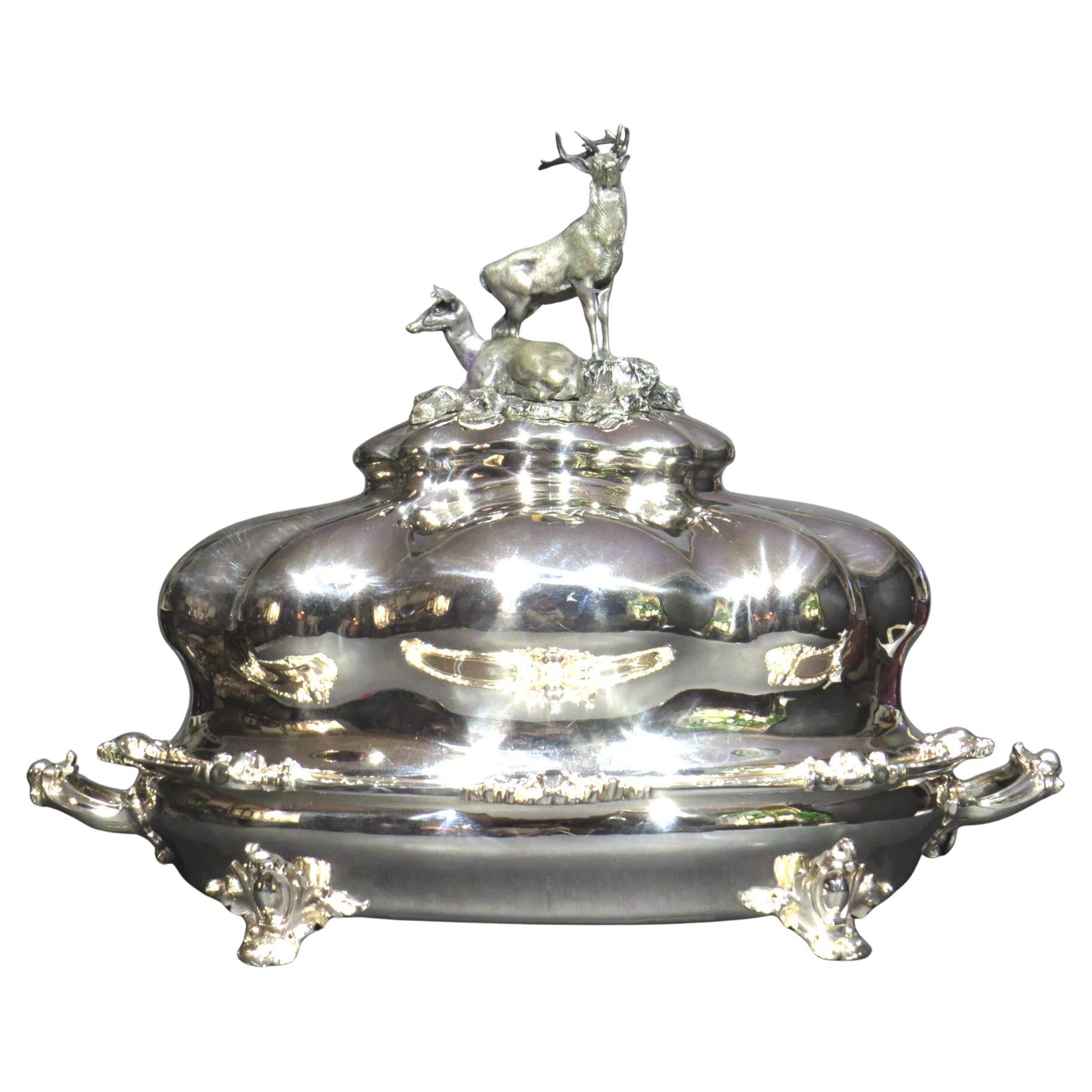 Plato y cúpula para carne de venado bañados en plata, excepcionalmente finos y grandes en venta