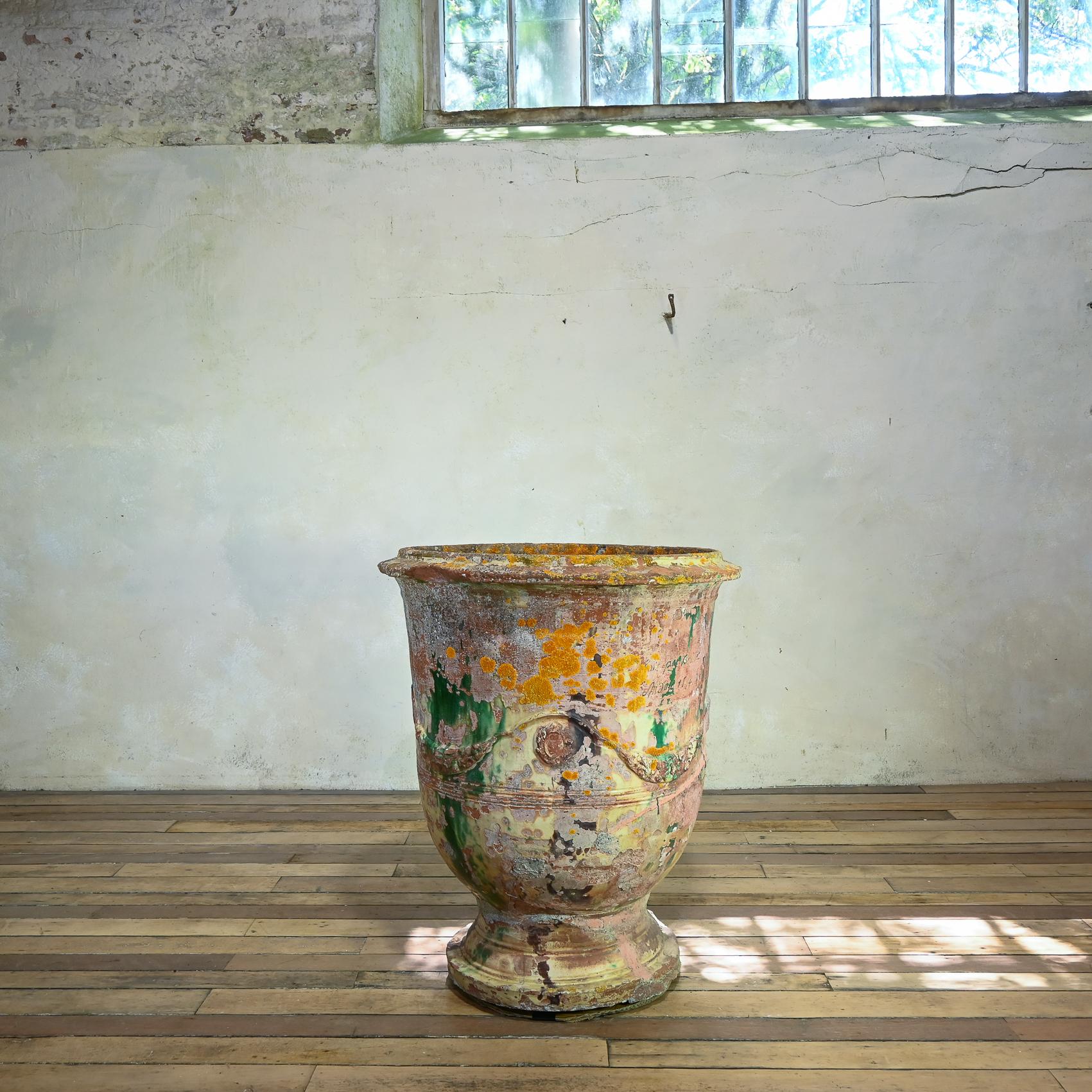 Vaso in terracotta smaltata francese estremamente grande dell'inizio del XIX secolo, proveniente dalla famiglia Boisset - formalmente la bottega Gautier. Di forma campestre Caratterizzato da cabochon e festoni. Inscritto 
