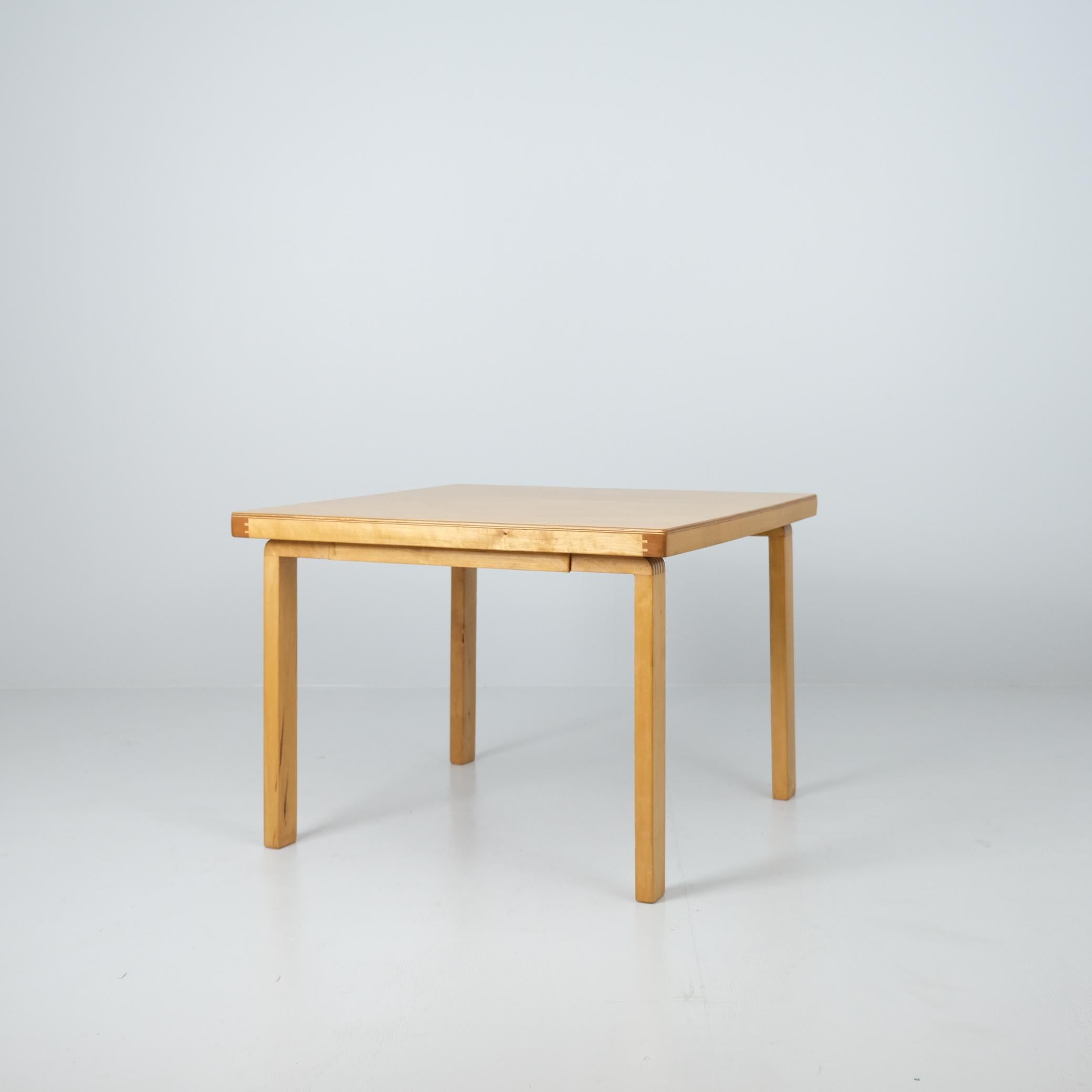 Ein schöner Kaffee- oder Sofatisch aus der Kriegszeit von Alvar Aalto. Dieser Tisch weist die charakteristischen Kriegsfugen auf, ein Konstruktionsdetail, das während und um den Zweiten Weltkrieg herum verwendet wurde, als die Materialien knapp