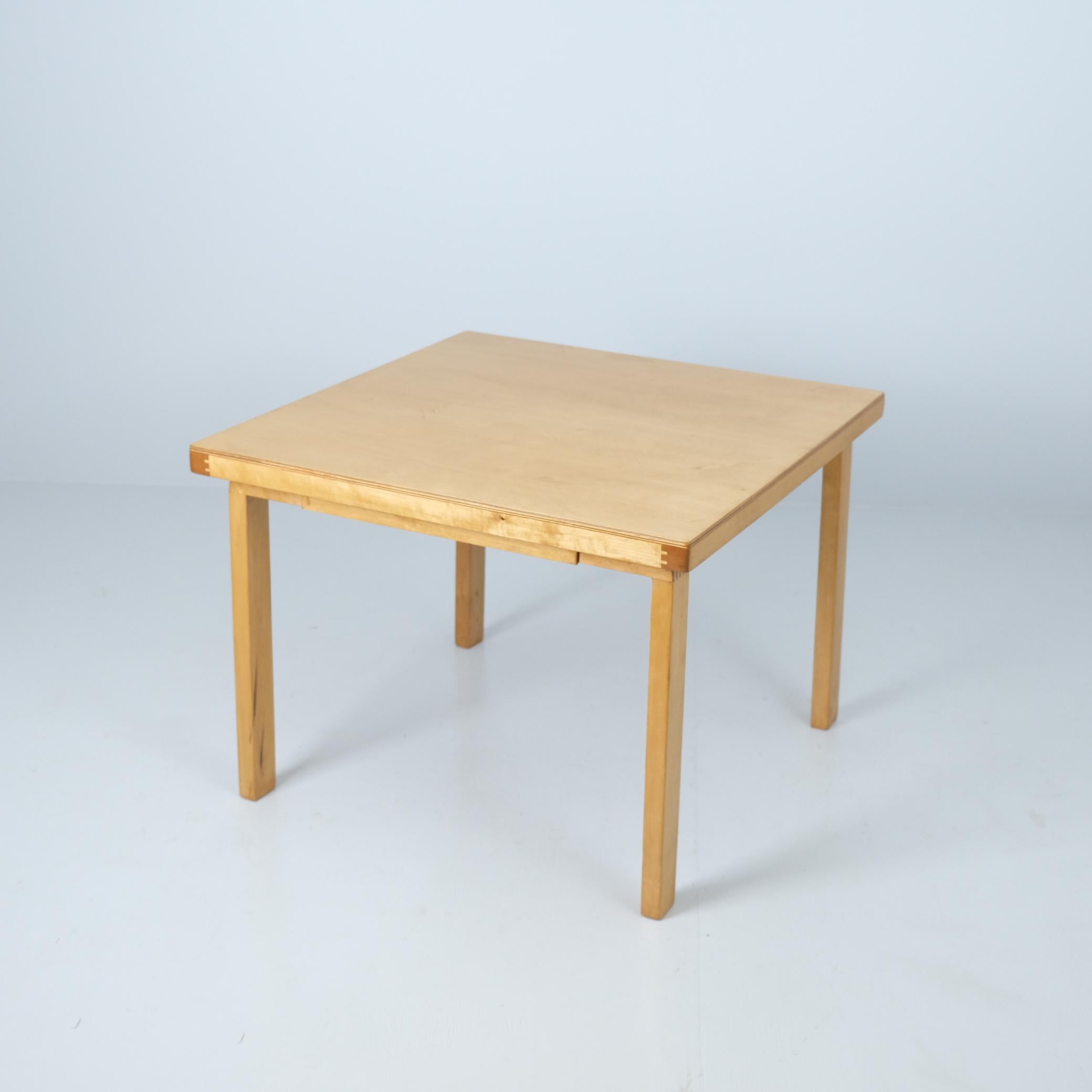 Ein außergewöhnlich seltener Alvar Aalto Couchtisch aus der Kriegszeit in Birke, Artek 1940er Jahre (Skandinavische Moderne) im Angebot