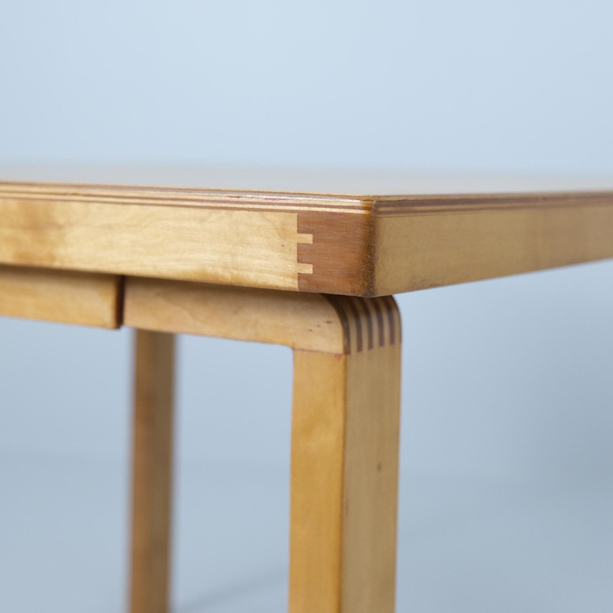 Ein außergewöhnlich seltener Alvar Aalto Couchtisch aus der Kriegszeit in Birke, Artek 1940er Jahre (Finnisch) im Angebot