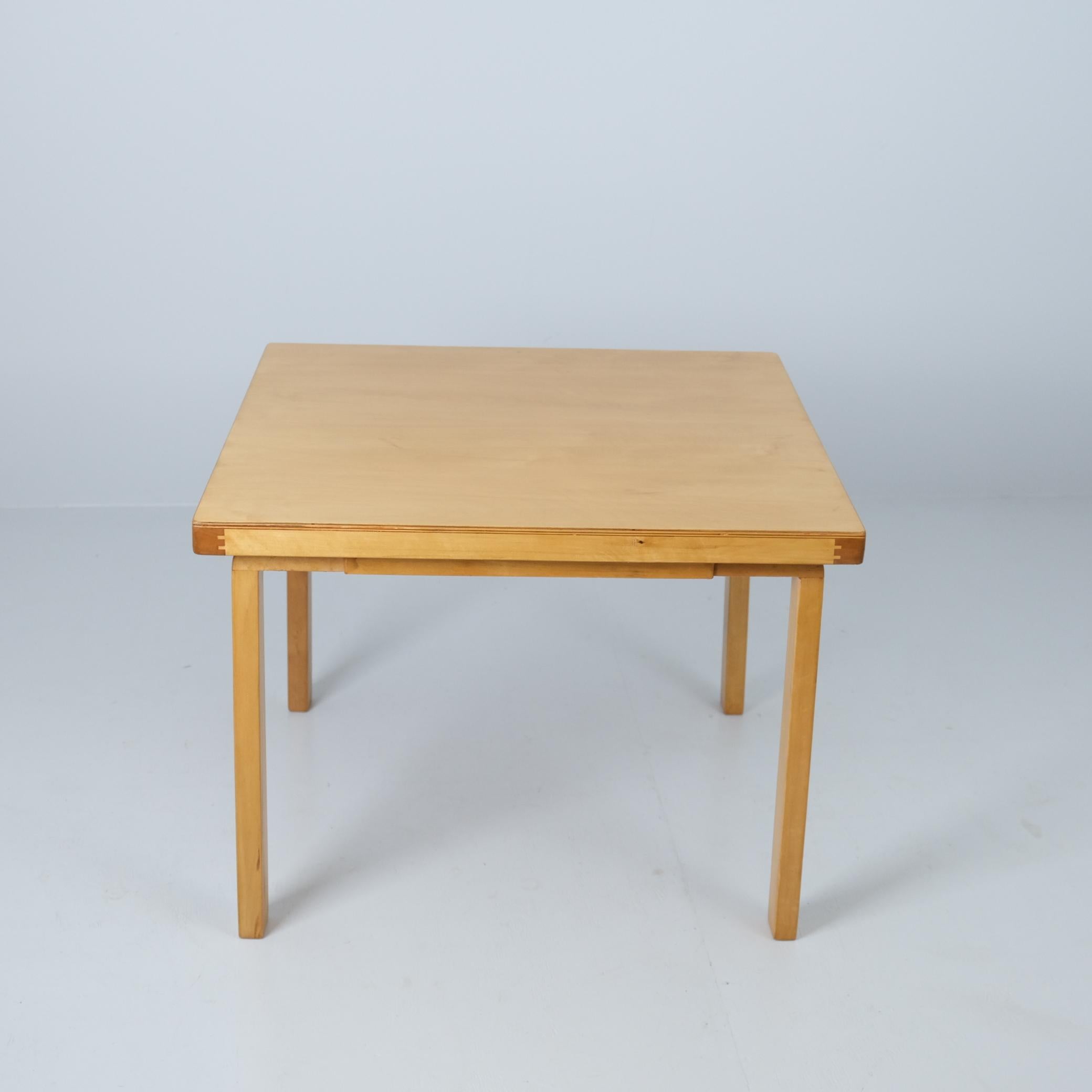 Ein außergewöhnlich seltener Alvar Aalto Couchtisch aus der Kriegszeit in Birke, Artek 1940er Jahre im Zustand „Gut“ im Angebot in Helsinki, FI