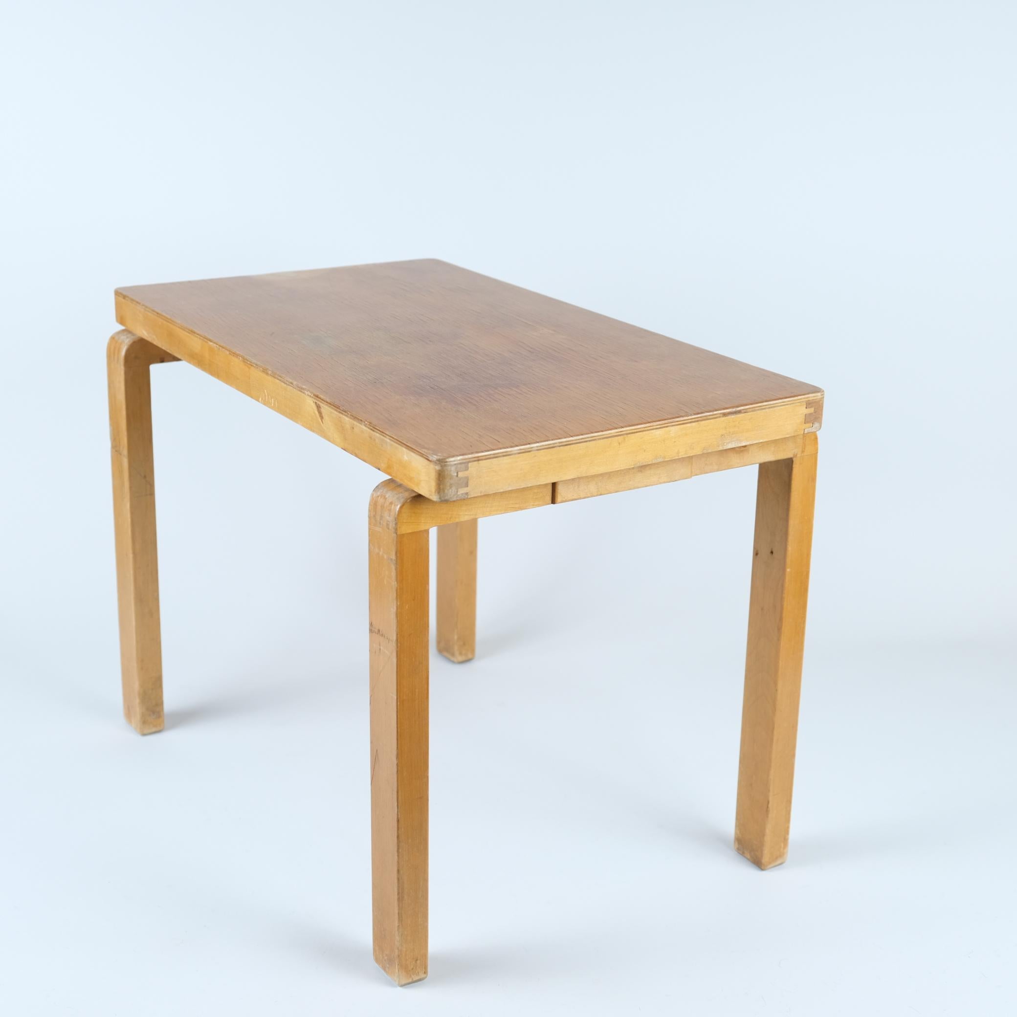 A beautiful war-time side table by Alvar Aalto. The patina is in our opinion quite nice and as such deserves to be untouched really. It has some old repairs that tell of its long history. This side table can be even turned into a stool for example,