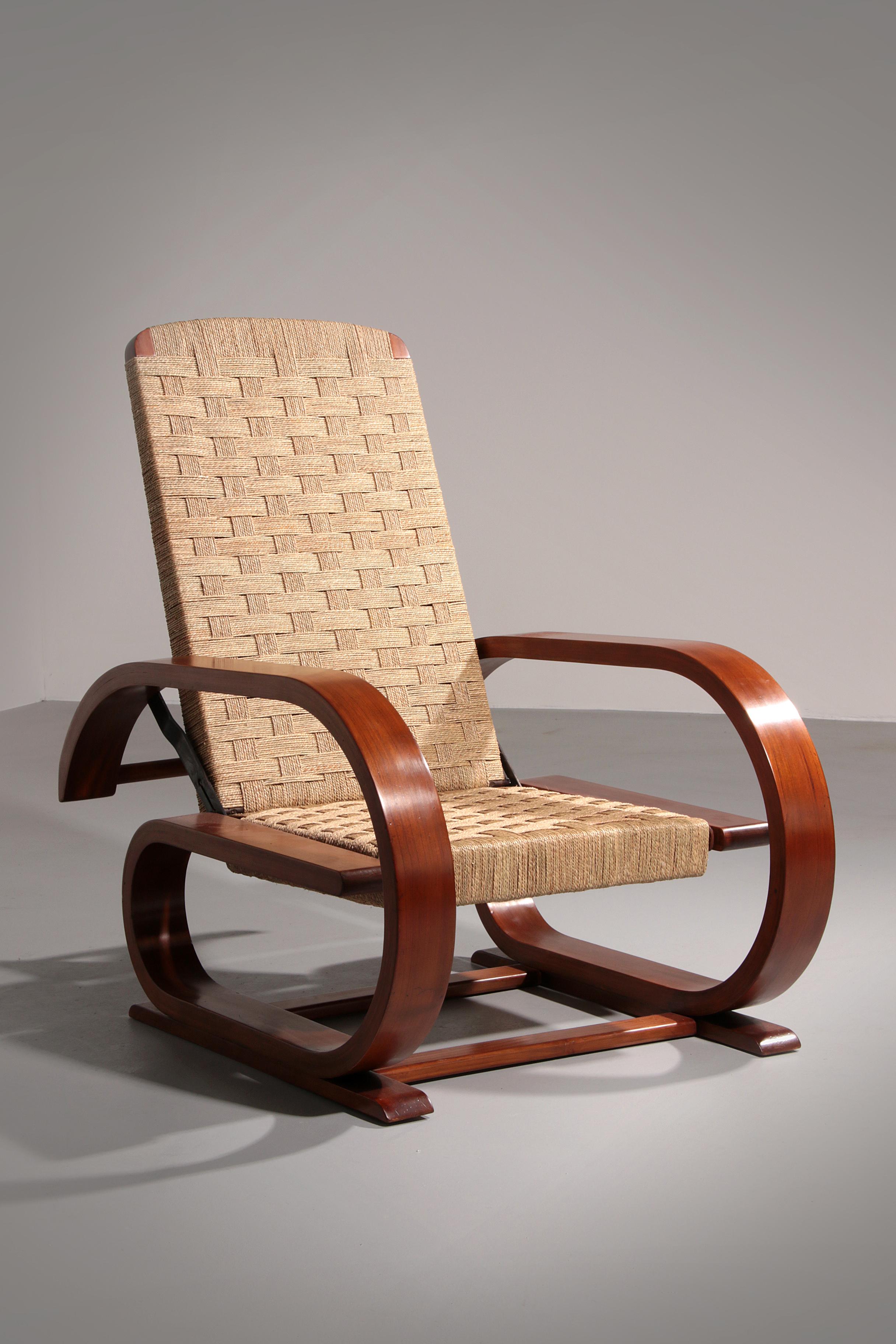 Chaise de salon inclinable exceptionnellement rare et élégante, fabriquée en acajou laqué, dans l'Italie des années 1950. Ce meuble est doté d'un dossier inclinable à quatre positions, réglé par un levier en bois raffiné fixé par des vis en laiton.