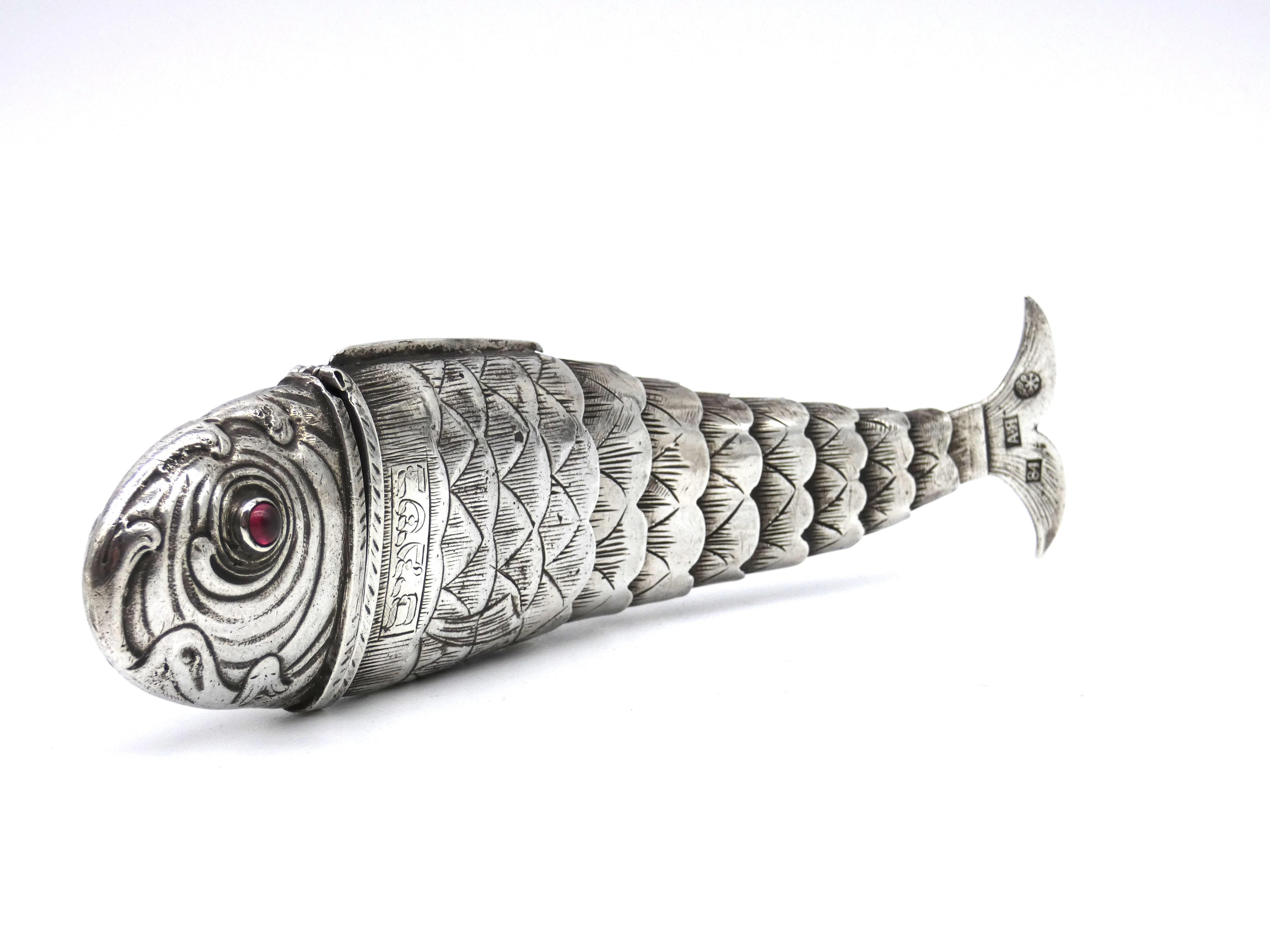 Exklusiver silberner Fischgefäßbehälter in Form eines Fisches, Russland um 1800 (Frühes 19. Jahrhundert) im Angebot