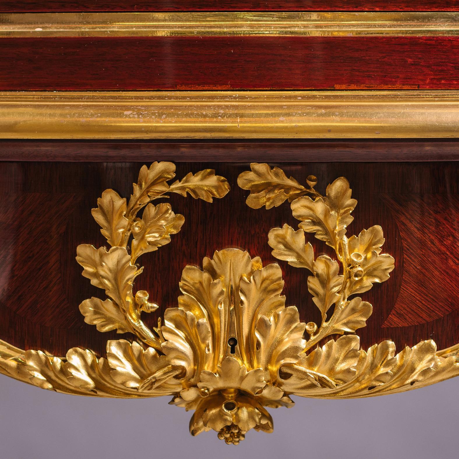 Ein vergoldetes, bronziertes Intarsienkabinett auf einem Stand im Angebot 5