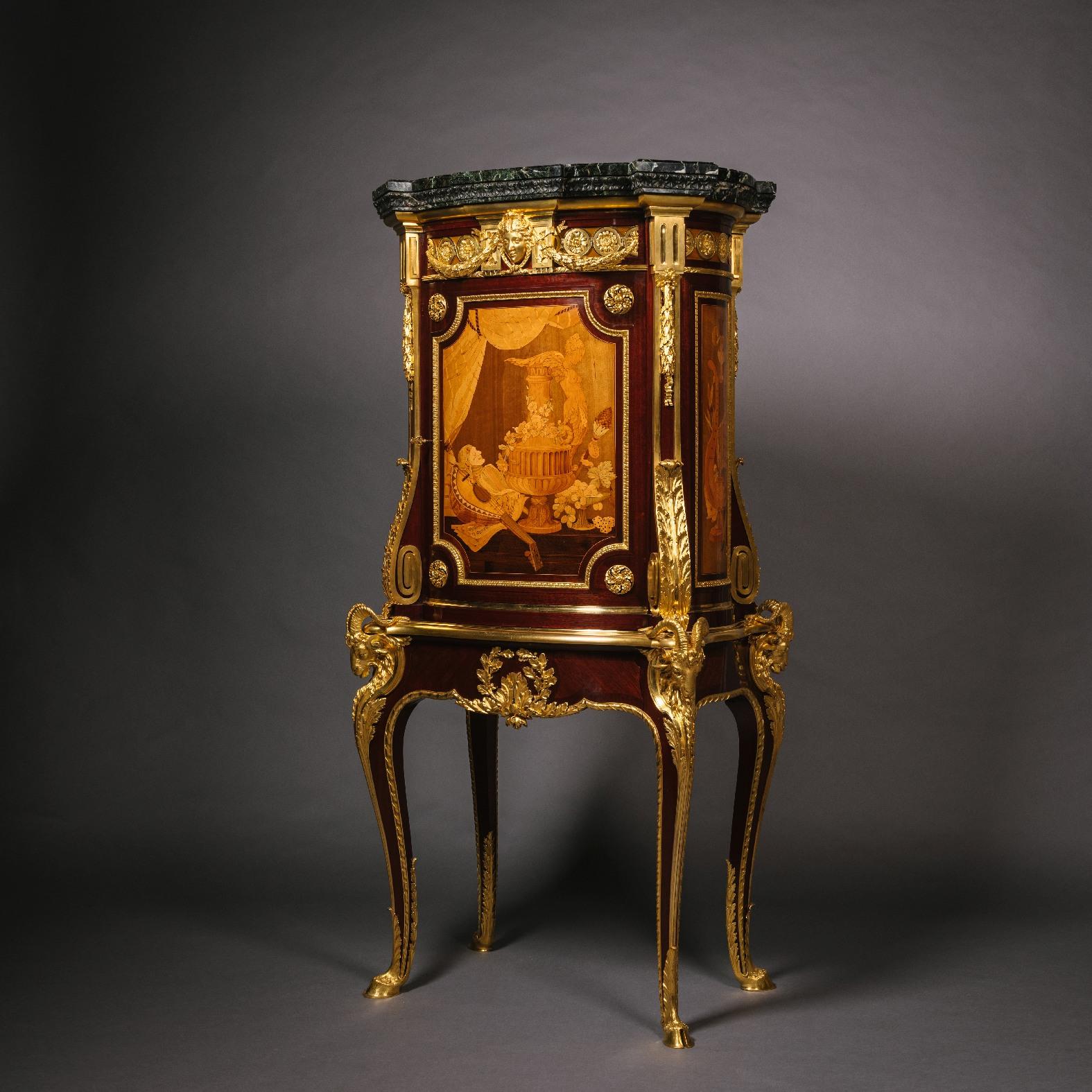 Cabinet en marqueterie monté en bronze doré sur pied d'Emmanuel-Alfred (dit Alfred II) Beurdeley

De forme elliptique, ce rare meuble est conçu pour être regardé en rond. Pièce d'exposition, elle illustre les capacités exceptionnelles dans l'art de