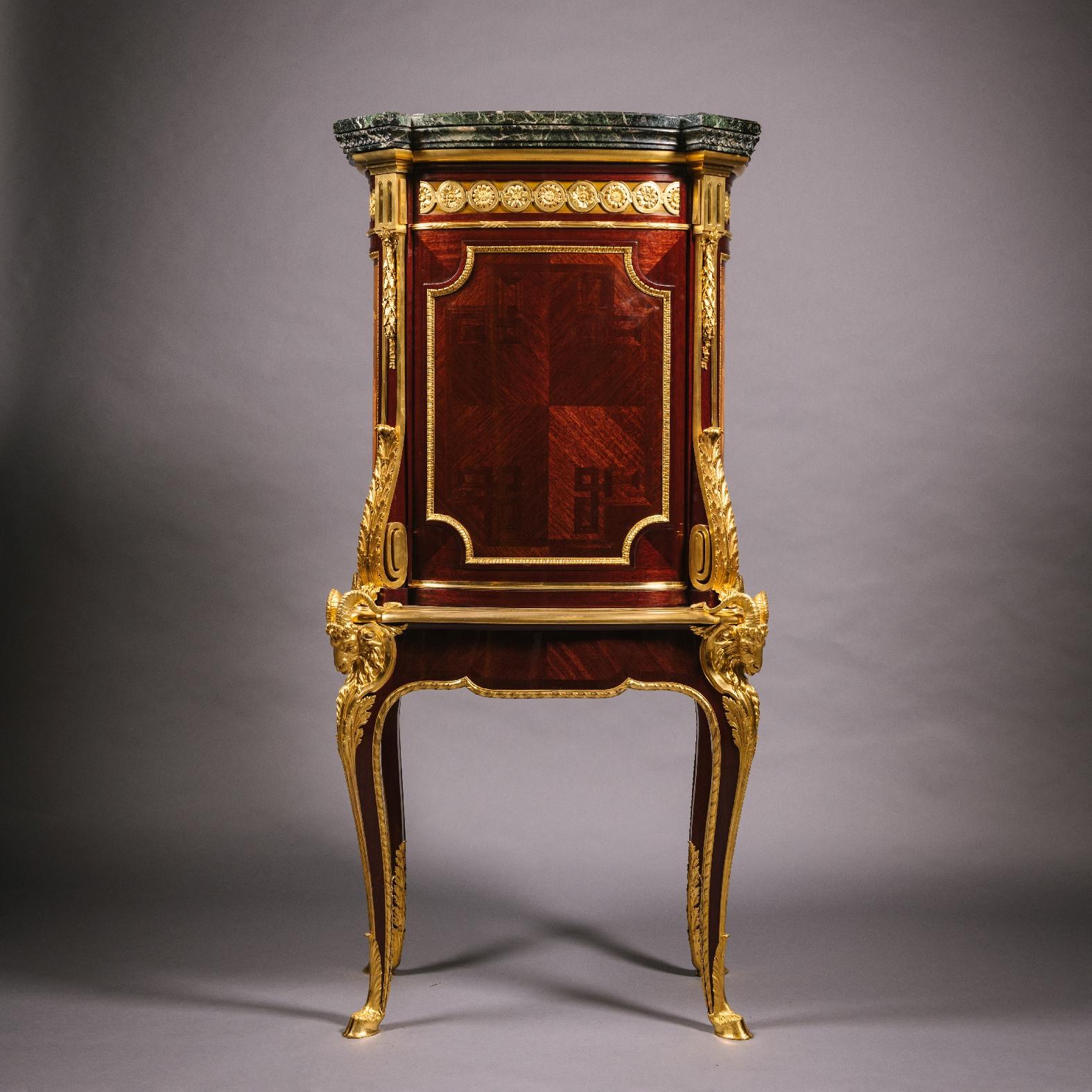 Ein vergoldetes, bronziertes Intarsienkabinett auf einem Stand (Französisch) im Angebot