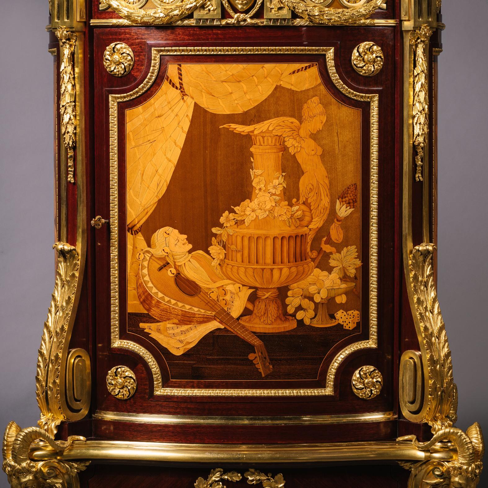 Ein vergoldetes, bronziertes Intarsienkabinett auf einem Stand (Goldbronze) im Angebot